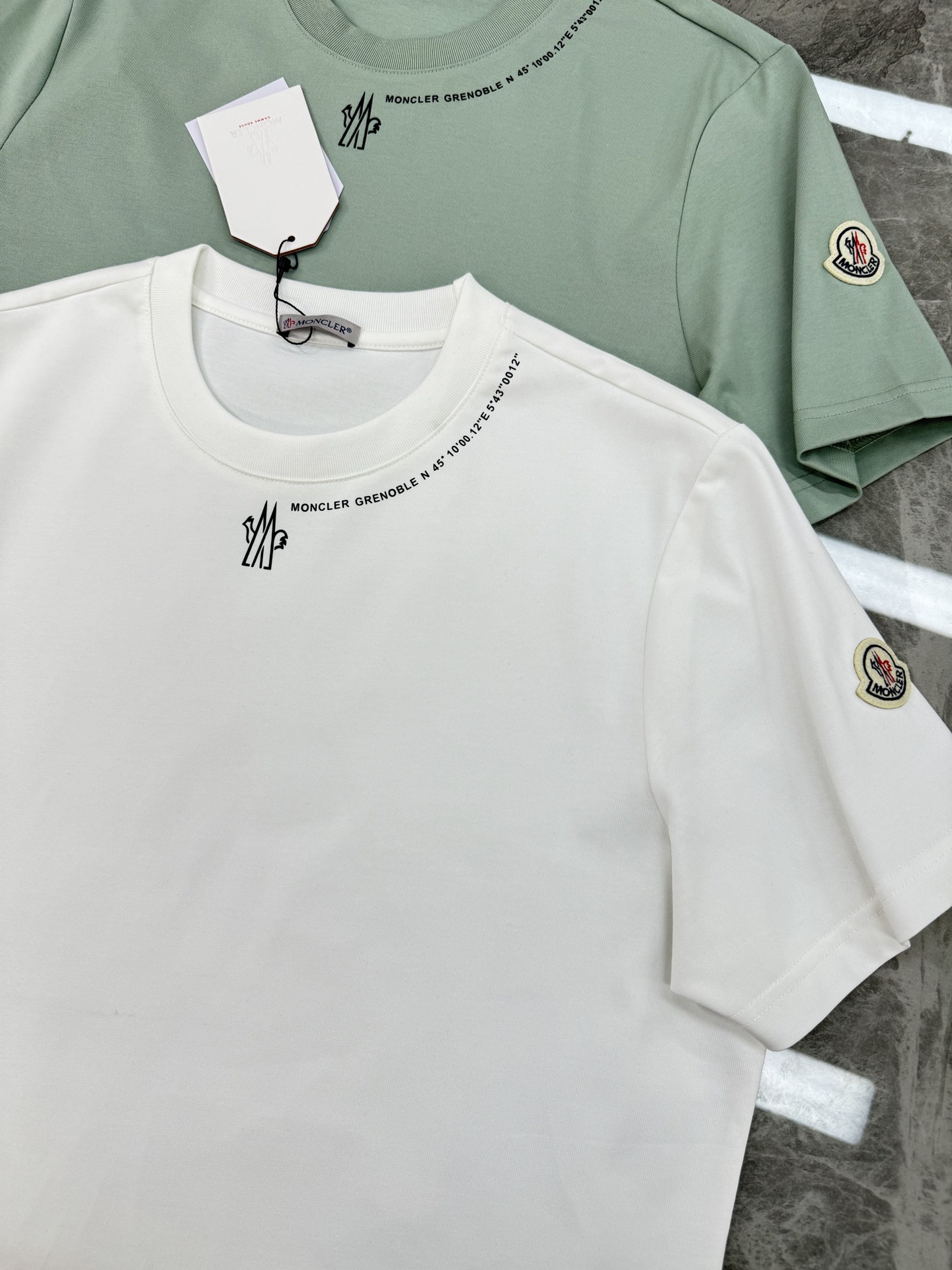
⚜️Moncler 蒙-口2025ss 短袖T恤，领口下方经典品牌字母设计.袖子搭配原版小帽子.240