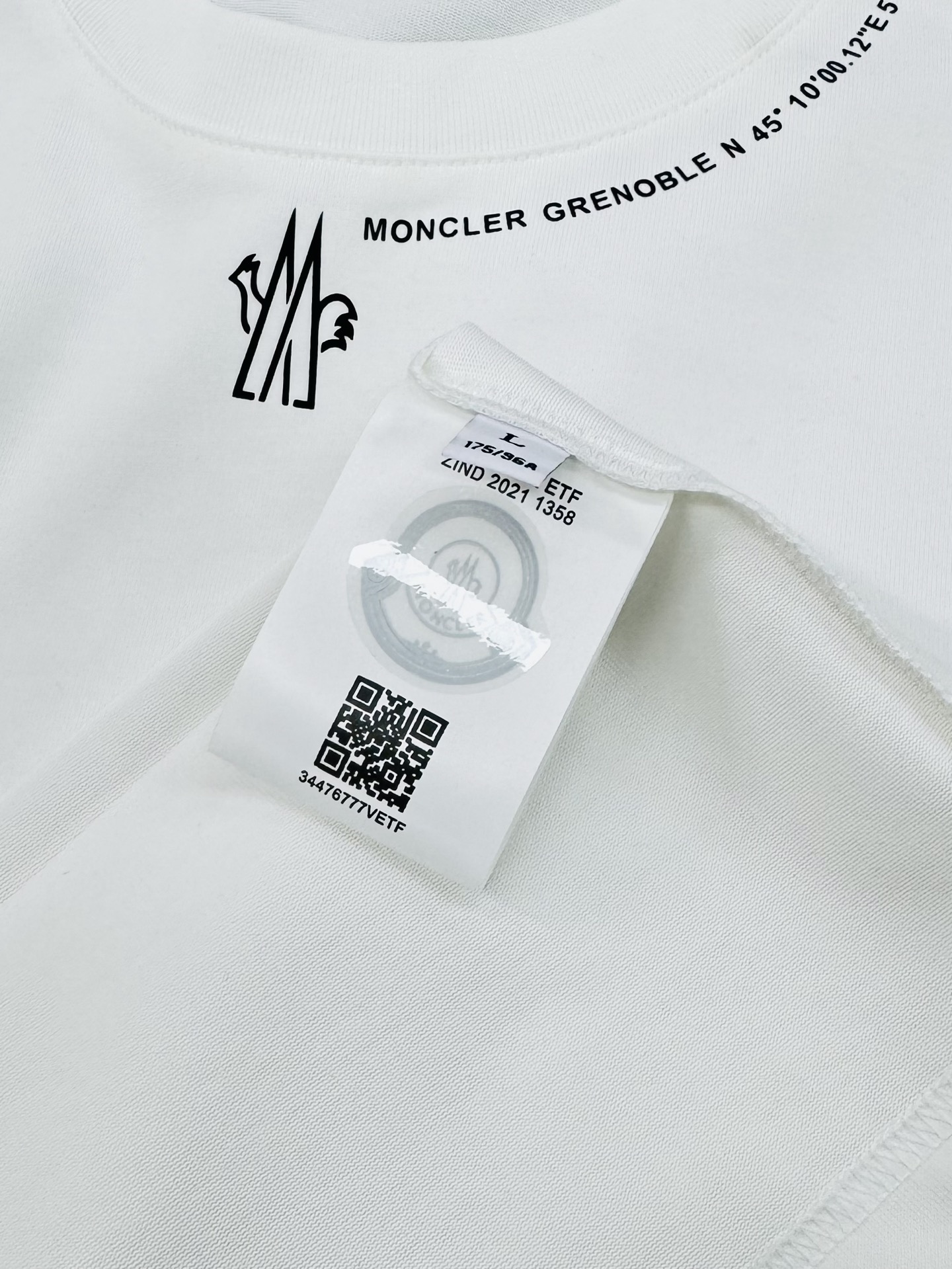 
⚜️Moncler 蒙-口2025ss 短袖T恤，领口下方经典品牌字母设计.袖子搭配原版小帽子.240