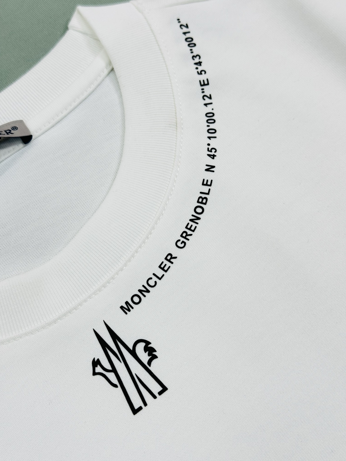 
⚜️Moncler 蒙-口2025ss 短袖T恤，领口下方经典品牌字母设计.袖子搭配原版小帽子.240