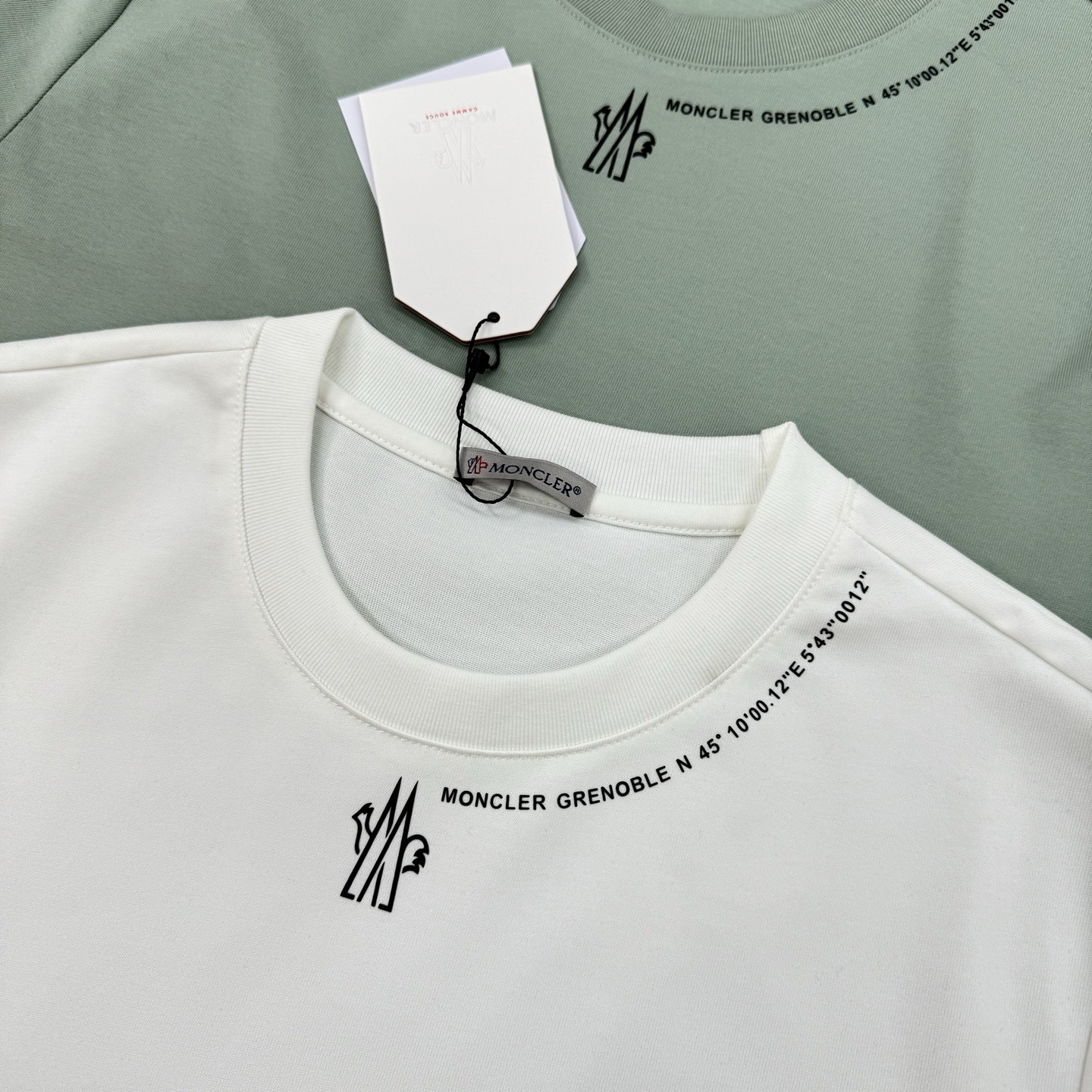 Moncler 蒙-口2025ss 短袖T恤，领口下方经典品牌字母设计.袖子搭配原版小帽子.240g纯棉