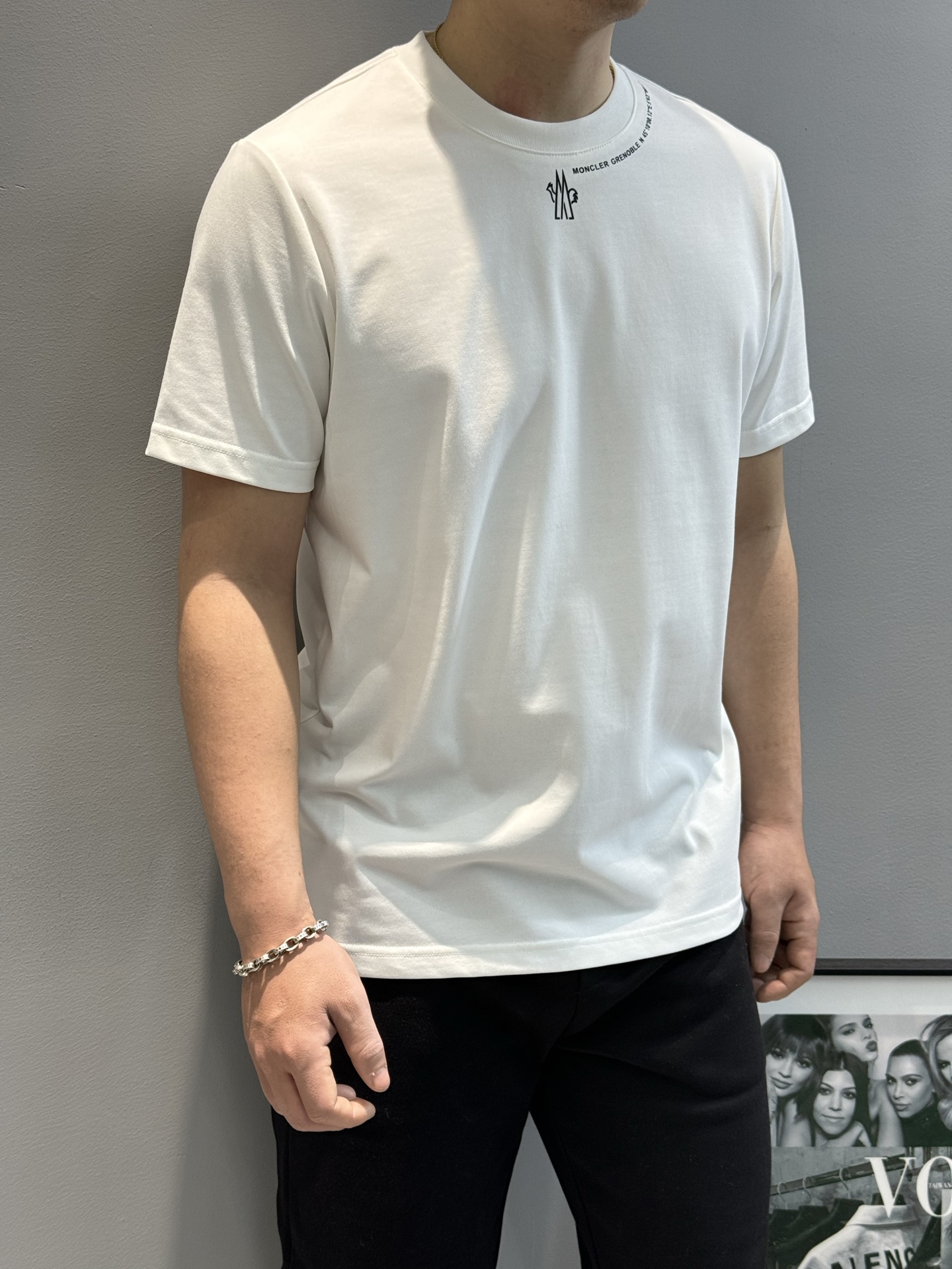 
⚜️Moncler 蒙-口2025ss 短袖T恤，领口下方经典品牌字母设计.袖子搭配原版小帽子.240