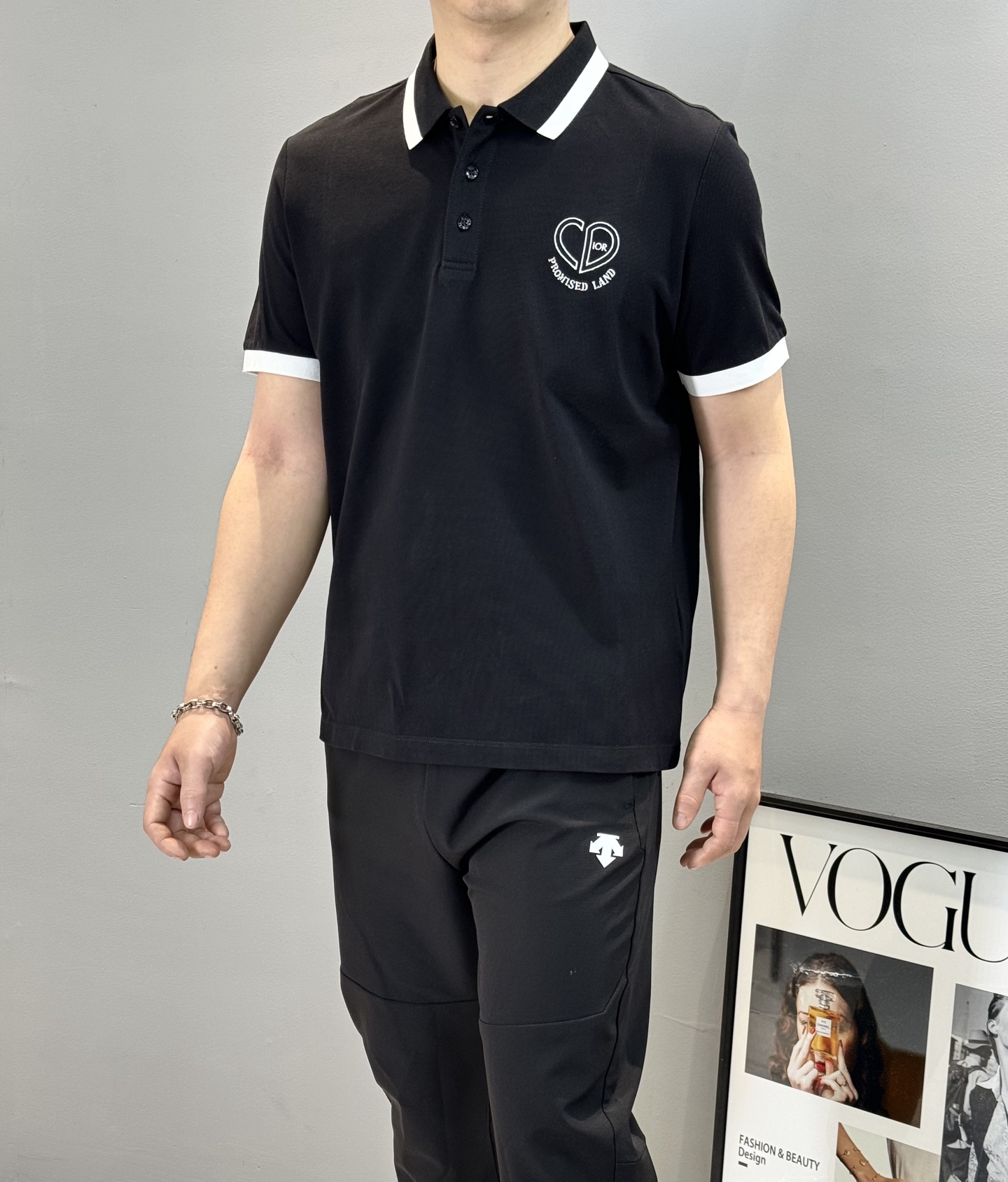 NO:162109,Dio*r Dio 25s summer men's casual POLO.-shaped letter 3D embroidery style. Create a brand power that is more lively and interesting... Make the brand more eye-catching and attractive, and it makes people unforgettable at first sight. It is a very thoughtful design... The upper body performance of this model is also so outstanding and superior, and it naturally presents that fashionable style. It is made of 100% mercerized bead floor cotton. It is comfortable and refreshing and very youthful and age-reducing, with the effect of youthful vitality. The original hardware and auxiliary materials are all three!  Color black. White. Number of code M-3XL (S and 4XL can be customized) 175/140 jin recommended L, dior, alexander wang19860909Dio*r迪-奥25s夏季男士休闲POLO.型字母3D刺绣造型.打造灵动生趣的品牌力量…让品牌更具看点与规格,有着莫名的吸引力让人一眼看过无法忘怀,很走心的一种设计...此款的上身性能也是如此的出色跟优越,自然而然呈现那种时髦风采,采用百分百丝光珠地棉材质.舒适清爽并且十分的青春减龄,具备那种年轻活力的效果.原版五金辅料.三标齐！颜色黑色.白色.码数M-3XL（S和4XL可订做）175/140斤建议L,,dior,alexander wang,Men's clothing