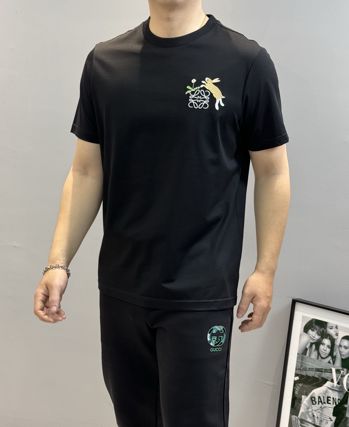 NO:411484,Good product recommendation!  LOE W*E Loe Yiwei 25s summer new T-shirt. I am very optimistic about it. Its comfort is extremely CALL~ the upper body is comfortable and not easy to deform. It does not fall off... The LOE badge on the chest is combined with rabbit embroidery design. The 3D high-density embroidery is full of three-dimensional feeling, which is extremely rare!  At will, it is comfortable and pleasant. Color white and black. Number of M-3XL slim fit (S and 4XL can be customized) 175/145 catties. Recommended XL, loewe, loewe, tees, t-shirt, alexander wang19860909好货推荐！LOE W*E罗意-威25s夏季新款T恤.个人非常看好的一个款. 其舒适度无比打CALL～上身舒适不易变形.不掉跨......胸前LOE徽章结合兔子绣花设计.3D高密度刺绣立体感满满极为难得！随意上身,舒适宜人.颜色白色.黑色.码数M-3XL修身版型（S和4XL可定做）175/145斤建议XL,,loewe,loewe,tees，t-shirt,alexander wang,Men's clothing