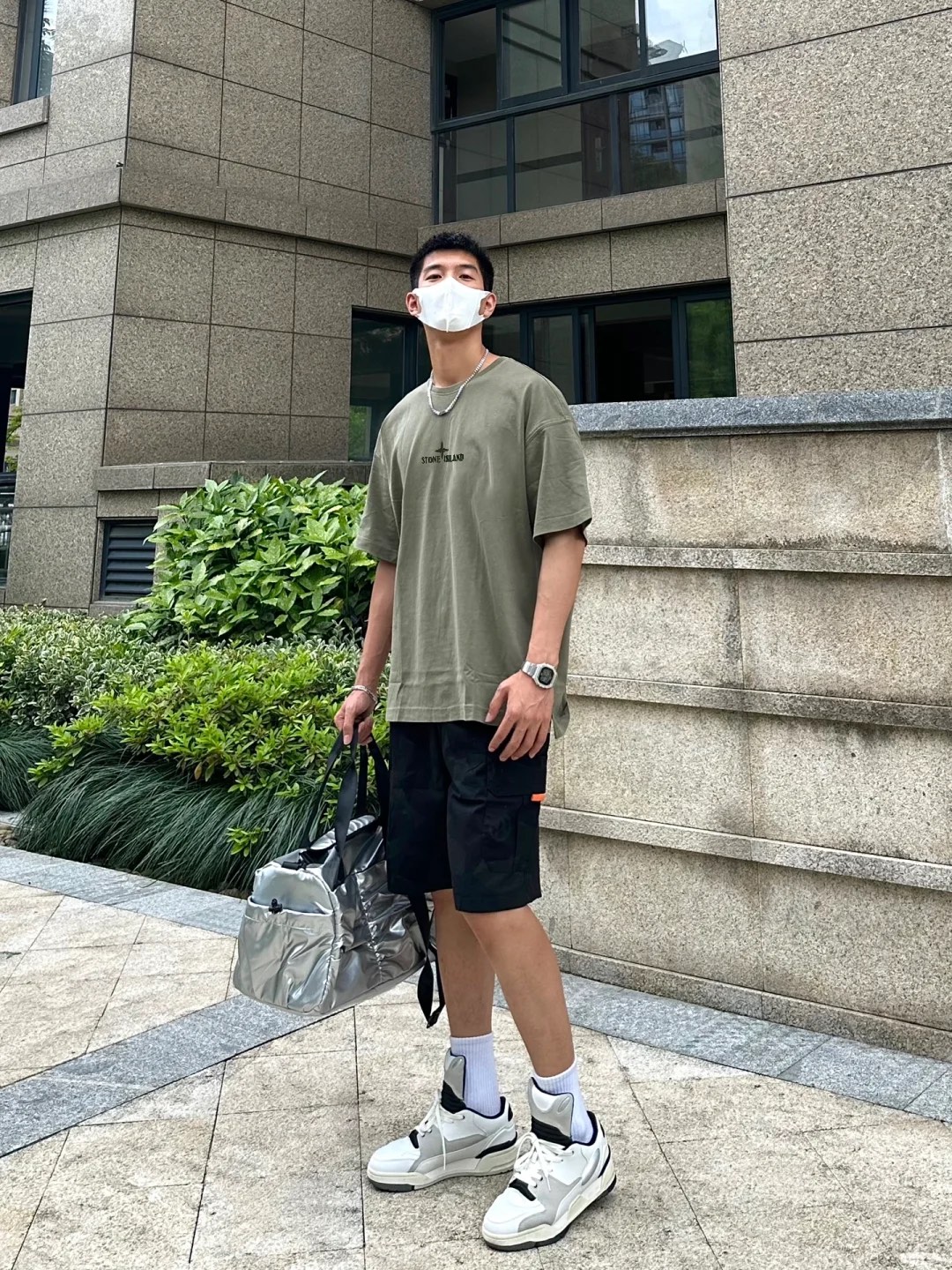 NO:118656,STON ISLAND * Recommended for 25s hot products in Stone Island. The same style as men and women!  Heavy washing fabric. 320g pure cotton fabric is super comfortable. High-quality and high-end version. This small logo on the chest is designed in white. The back is a classic compass logo combined with a circling pattern. It uses three paintings with different depths and patterns, making the entire pattern at the back extremely three-dimensional!  Color black, beige, military green, code number M-3XL (175/140 jin recommended L), alexander wang19860909STON ISLAND *石头岛25s爆款推荐.男女同款！重水洗面料.320g纯棉面料超级舒适.高品质高版本,此款胸前的小Logo白色印花设计.后背是经典罗盘logo与盘旋图案结合,采用了三个深浅不一纹路不一烫画网组合而成,使得后面整个的图案极为立体！颜色黑色.米白.军绿.码数M-3XL（175/140斤建议L）,,alexander wang,Men's clothing