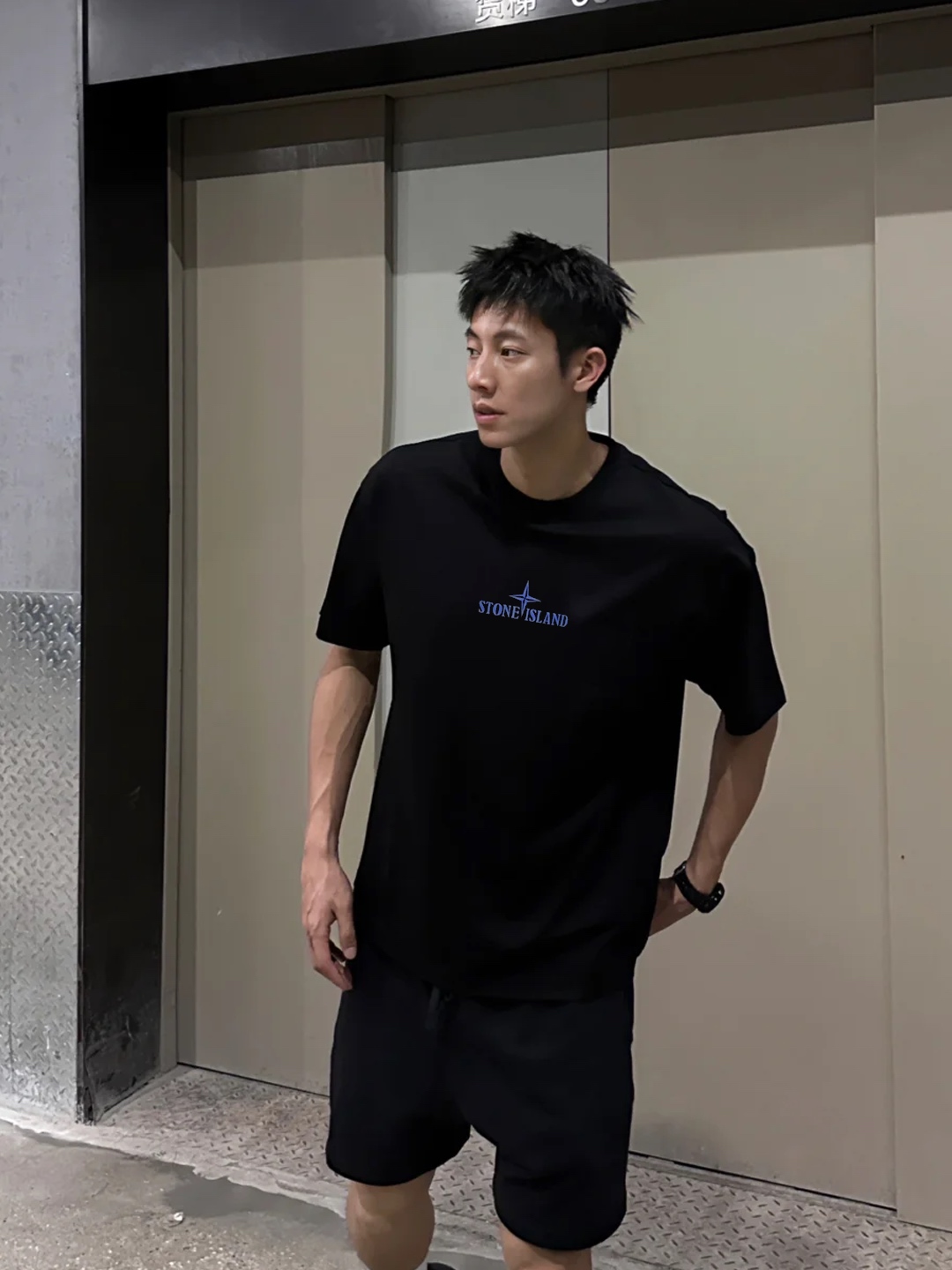 NO:118658,STON ISLAND *Stone Island 25s new model recommended. The same model for men and women!  High-quality and high-end version, this small logo brand letter design on the chest. The back is a classic compass logo combined with a circling pattern, making the entire pattern behind extremely three-dimensional!  Black color, beige, encore red, code S-3XL micro-expanded version!  (175/145 jin recommended L), alexander wang19860909STON ISLAND *石头岛25s新款推荐.男女同款！高品质高版本,此款胸前的小Logo品牌字母设计.后背是经典罗盘logo与盘旋图案结合,使得后面整个的图案极为立体！颜色黑色.米白.安可拉红.码数S-3XL微扩版型！（175/145斤建议L）,,alexander wang,Men's clothing