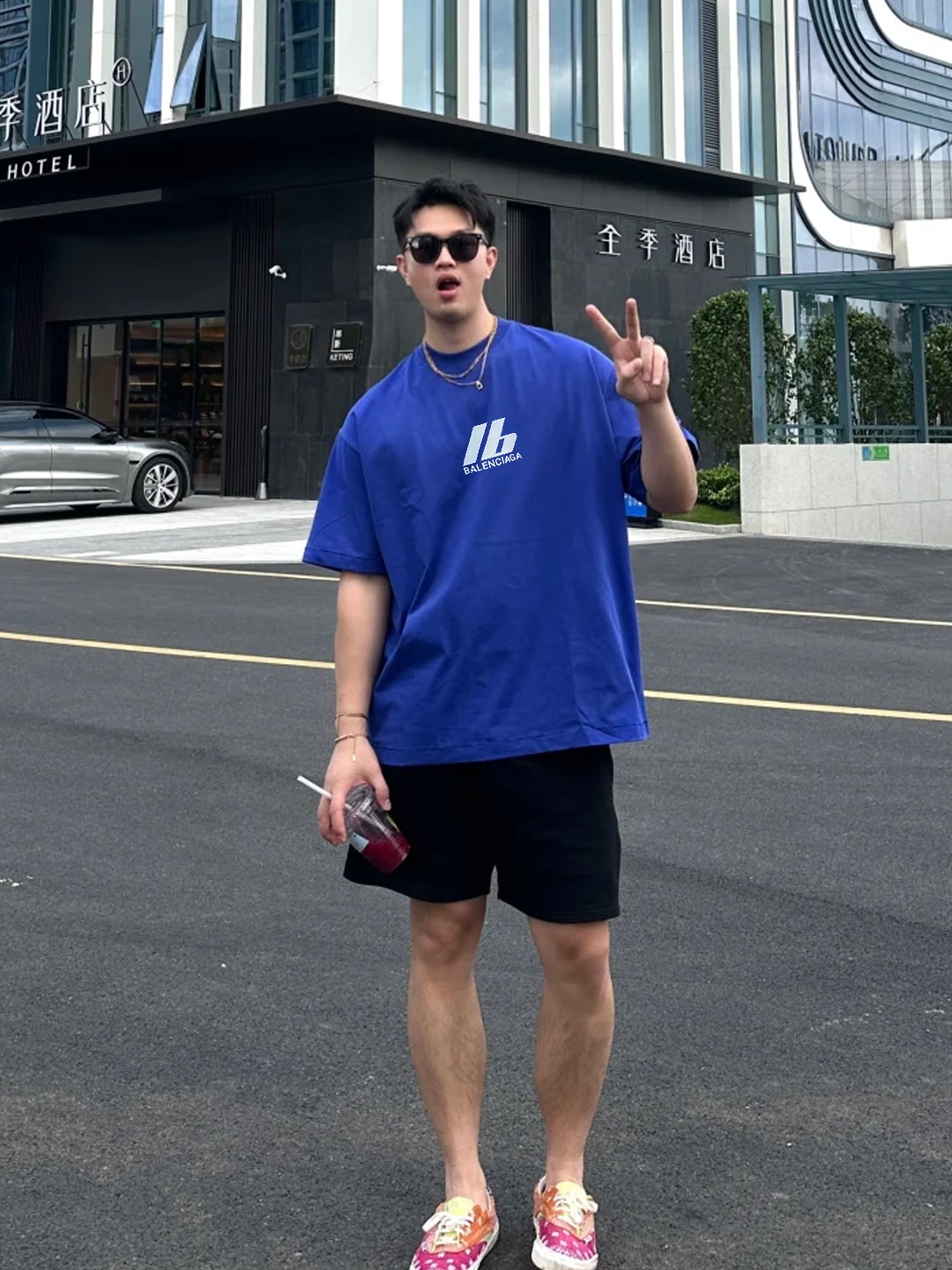 NO:118645,BALENCIAG*Balenci*25s new T-shirt. Recommended for men and women!  High gram weight 300g pure cotton fabric, soft and comfortable, breathable and sweat-absorbing, comfortable upper body, easy to control... The front and back of the chest are made of 5D hot glue embossing printing, color explodes, super three-dimensional texture... It is super labor-intensive and the craftsmanship is extremely difficult. As the saying goes, you can see the small and know the big. The details of the small reflect the exquisiteness of the clothing, and the upper body is the best picture!  !  !  !  Color black, white, flower gray, Klein blue, code number S-3XL micro-expanded version!  (175/jin recommended L),,balenciaga,tees,t-shirt,alexander wang19860909BALENCIAG*巴黎世*25s新款T恤.男女同款推荐！高克重300g纯棉面料,柔软舒适.透气吸汗.上身舒适.轻松驾驭......胸前后背采用5D热胶浮雕印烫,色彩炸裂超级立体的质感...超级费工时且工艺极难 正所谓窥小而知大 及小的细节体现服装的考究,随意上身即是最好的画面！！！！颜色黑色.白色.花灰.克莱因蓝.码数S-3XL微扩版型！（175/斤建议L）,,balenciaga,tees，t-shirt,alexander wang,Men's clothing