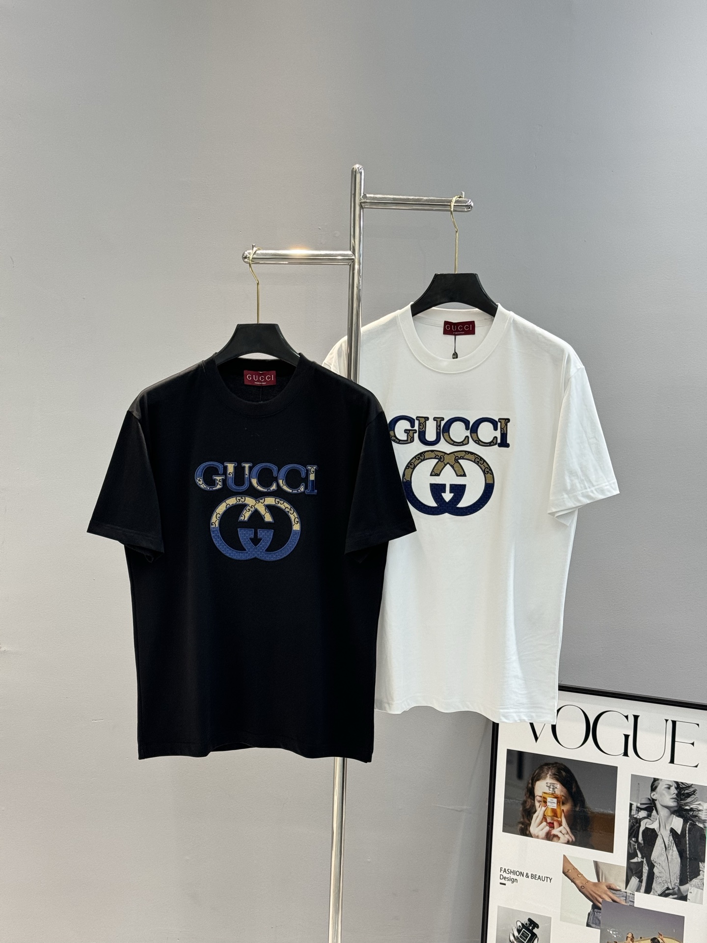 NO:118666,GUCC* trendy brand 25s new round neck T-shirt. The same style as men and women ~ a must-have for trendy people!  Customized brand graphic hot painting technology on the chest. Flat silicone matches customized GG fabric. Age-reducing matching. The color matching is fashionable and beautiful. The overall effect is young and energetic!  Made of high gram weight 300g cotton, the feel and feel are quite comfortable. The feel is delicate and textured. The color is black and white. European code Xs-L (175/140 jin recommended S), gucci,tees, t-shirt, alexander wang19860909GUCC*潮牌25s新款圆领T恤.男女同款～潮人必备！胸前定制品牌图形烫画工艺.平面硅胶搭配定制GG布料.减龄搭配.色彩搭配时尚好看.整体效果年轻有活力！高克重300g棉材质精制而成,着感手感都相当舒适.手感细腻有质感.颜色黑色.白色.欧码Xs-L（175/140斤建议S）,,gucci,tees，t-shirt,alexander wang,Men's clothing