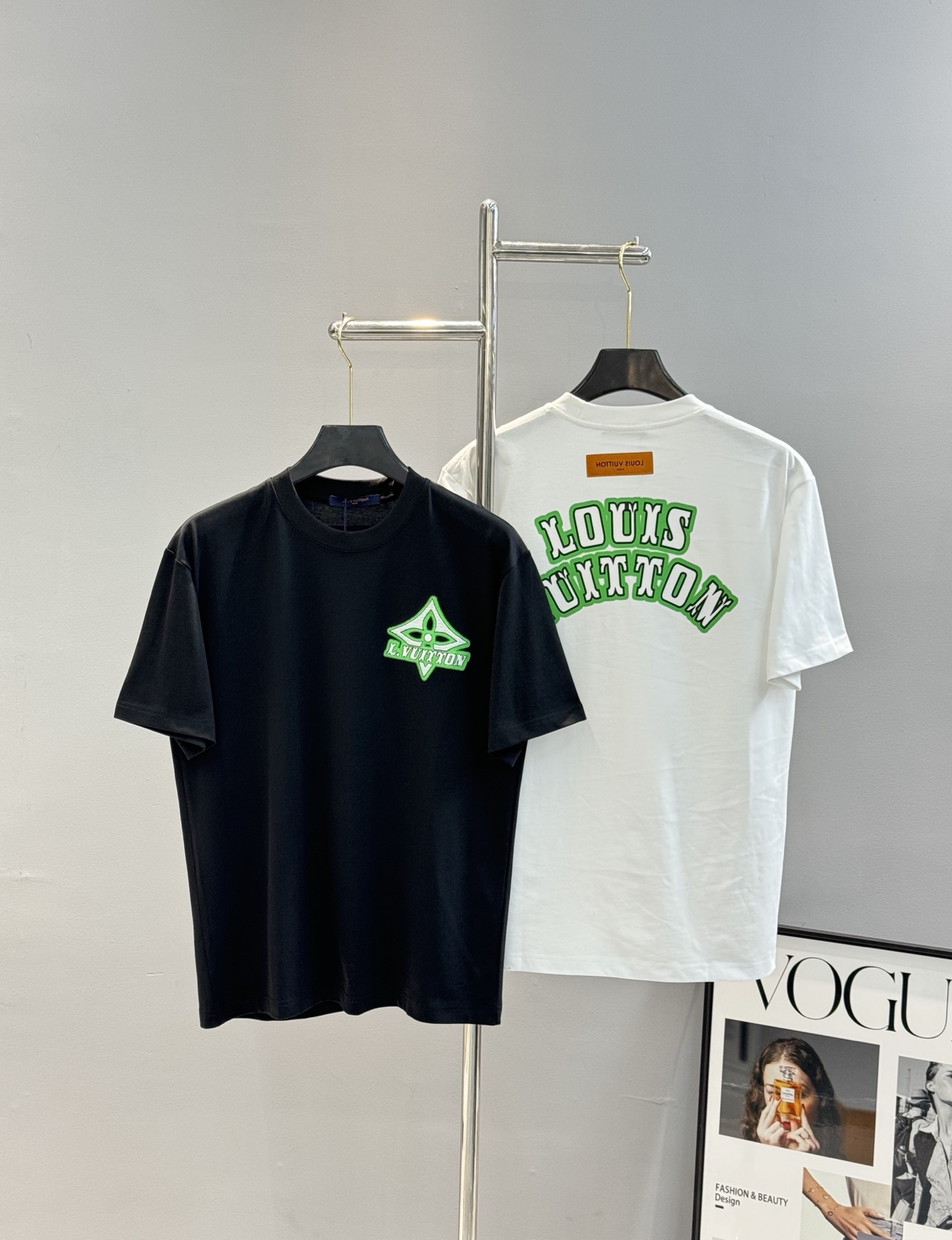 NO:118668,Donkey brand*25s new T-shirt. The same style as men and women!  Age-reducing style slam ~ chest brand letters graphic three-dimensional embroidery. The trendy style of the new century is full of sunshine!  !  !  The classic letter design of the back is expressed. Fresh color. Paired with green brand letter logo. Customized high-quality high-quality 260g pure cotton fabric. Neck thread. The shoulder stitch is full of texture. Three standards are in line!  Color black. White. European code Xs-L (175/140 jin recommended S), louis vuitton,tees, t-shirt,alexander wang19860909驴牌*25s新款T恤.男女同款！减龄风格满贯～胸口品牌字母图形立体绣花.潮人风格的新世纪充满阳光色彩！！！后背经典字母设计表现. 清新色彩.搭配绿色品牌字母logo.订制优质高克重260g纯棉面料.领口螺纹.肩部线迹质感满满.三标齐！颜色黑色.白色.欧码Xs-L（175/140斤建议S）,,louis vuitton,tees，t-shirt,alexander wang,Men's clothing