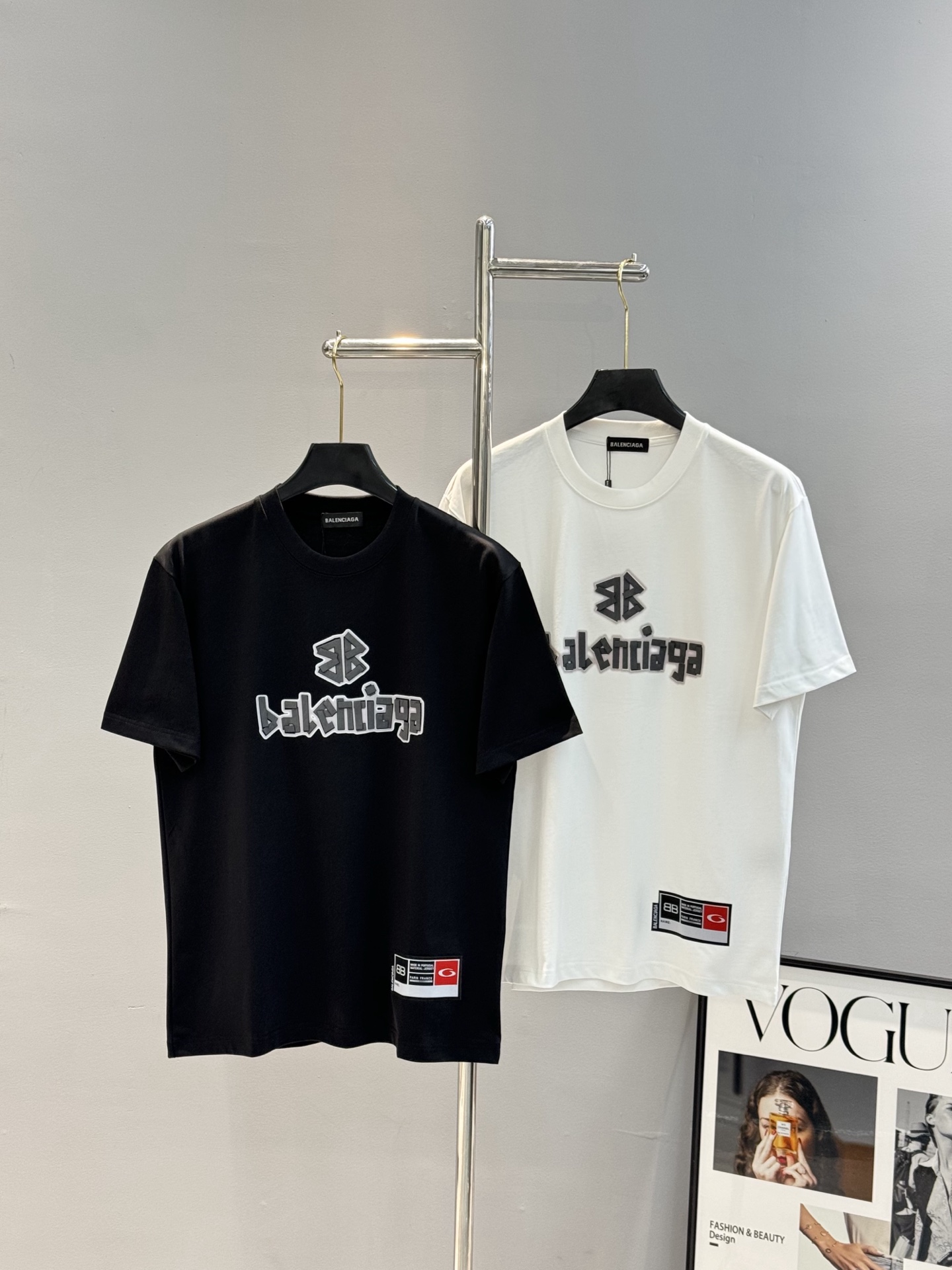 NO:118671,BALENCIAG*Balenci*25s new T-shirt. Recommended for men and women!  It uses 260g pure cotton fabric, which is soft and comfortable, breathable and sweat-absorbing, and comfortable upper body. It is easy to control... The three-dimensional hot painting design on the chest. The color explodes and the super three-dimensional texture... It is super labor-intensive and the craftsmanship is extremely difficult. As the saying goes, you can see the small and know the big. The details of the small reflect the exquisiteness of the clothing. The upper body is the best picture!  !  !  !  Color black. White. European code Xs-L (175/140 jin recommended S),,balenciaga,tees,t-shirt,alexander wang19860909BALENCIAG*巴黎世*25s新款T恤.男女同款推荐！采用260g纯棉面料,柔软舒适.透气吸汗.上身舒适.轻松驾驭......胸前立体烫画设计.色彩炸裂超级立体的质感...超级费工时且工艺极难 正所谓窥小而知大 及小的细节体现服装的考究,随意上身即是最好的画面！！！！颜色黑色.白色.欧码Xs-L（175/140斤建议S）,,balenciaga,tees，t-shirt,alexander wang,Men's clothing