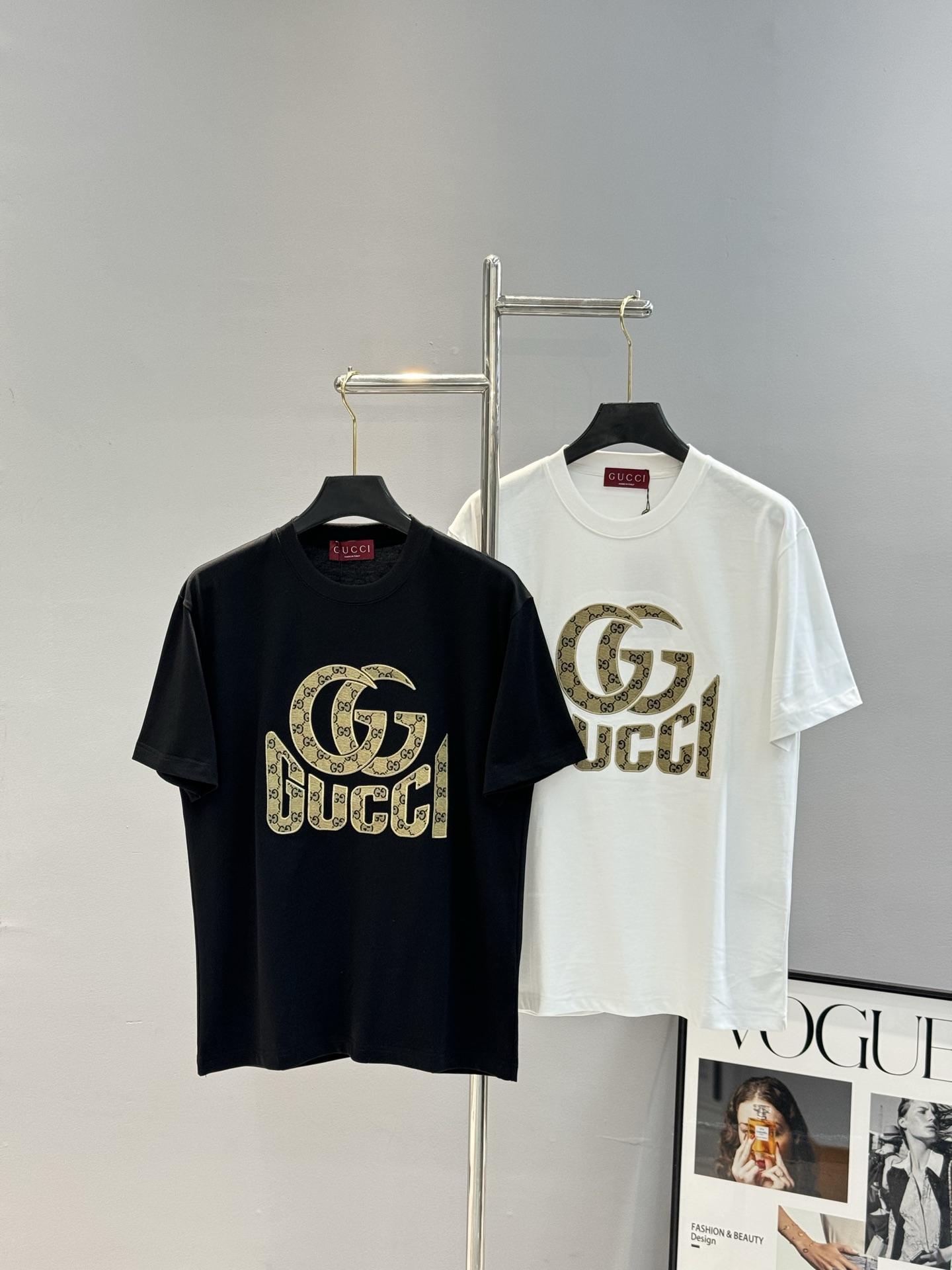 NO:118674,GUCC* trendy brand 25s new round neck T-shirt. The same style as men and women ~ a must-have for trendy people!  Customized brand graphic embroidery craftsmanship on the chest. The double-layer craftsmanship has clear colors and age-reducing matching. The color matching is fashionable and beautiful. The overall effect is young and energetic!  The high-grade cotton weight is 260g, and the feel is very comfortable. The feel is delicate and textured. The three standards are in line!  Color black. White. European code Xs-L (175/140 jin recommended S), gucci,tees, t-shirt, alexander wang19860909GUCC*潮牌25s新款圆领T恤.男女同款～潮人必备！胸前定制品牌图形刺绣工艺.双层工艺色彩层次分明.减龄搭配.色彩搭配时尚好看.整体效果年轻有活力！高克重260g棉材质精制而成,着感手感都相当舒适.手感细腻有质感.三标齐！颜色黑色.白色.欧码Xs-L（175/140斤建议S）,,gucci,tees，t-shirt,alexander wang,Men's clothing