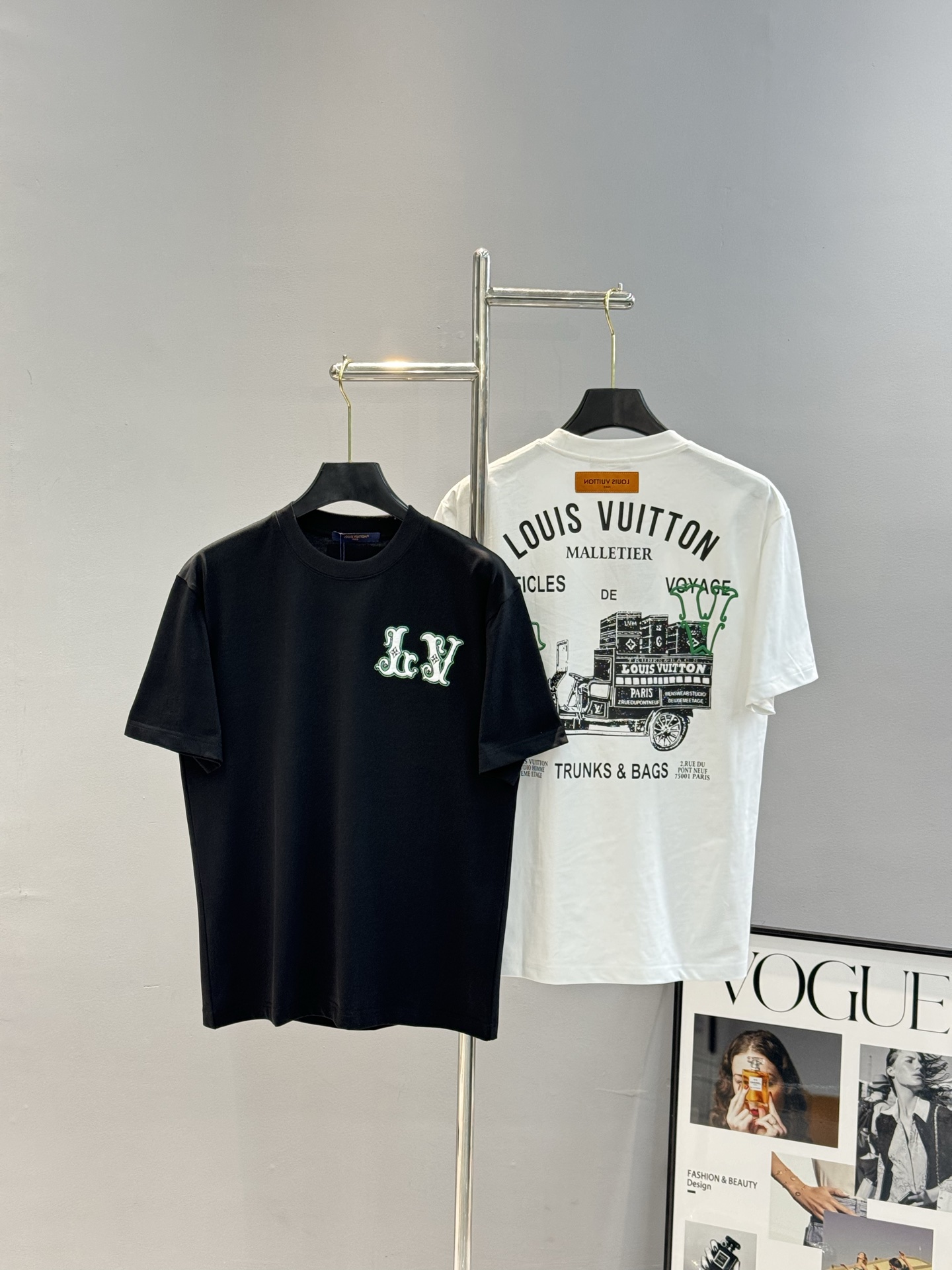 NO:118659,Donkey brand *25s new trendy brand T-shirt. The same style for men and women ~ 260g pure cotton fabric. The upper body is also very comfortable. The chest is classic lv heavy industry embroidery. The back is large graphic texture and pattern design. The undulating visual feel is given to you!  Three standard sizes. Color black and white. European code Xs-L (175/140 jin recommended S), louis vuitton,louis vuitton,tees,t-shirt,alexander wang19860909驴牌*25s新款潮牌T恤.男女同款～260g纯棉面料.上身也是非常的舒适.胸口经典lv重工绣花.后背大图形质感图案设计.起伏感视觉感手感统统都给你！三标齐.颜色黑色.白色.欧码Xs-L（175/140斤建议S）,,louis vuitton,louis vuitton,tees，t-shirt,alexander wang,Men's clothing