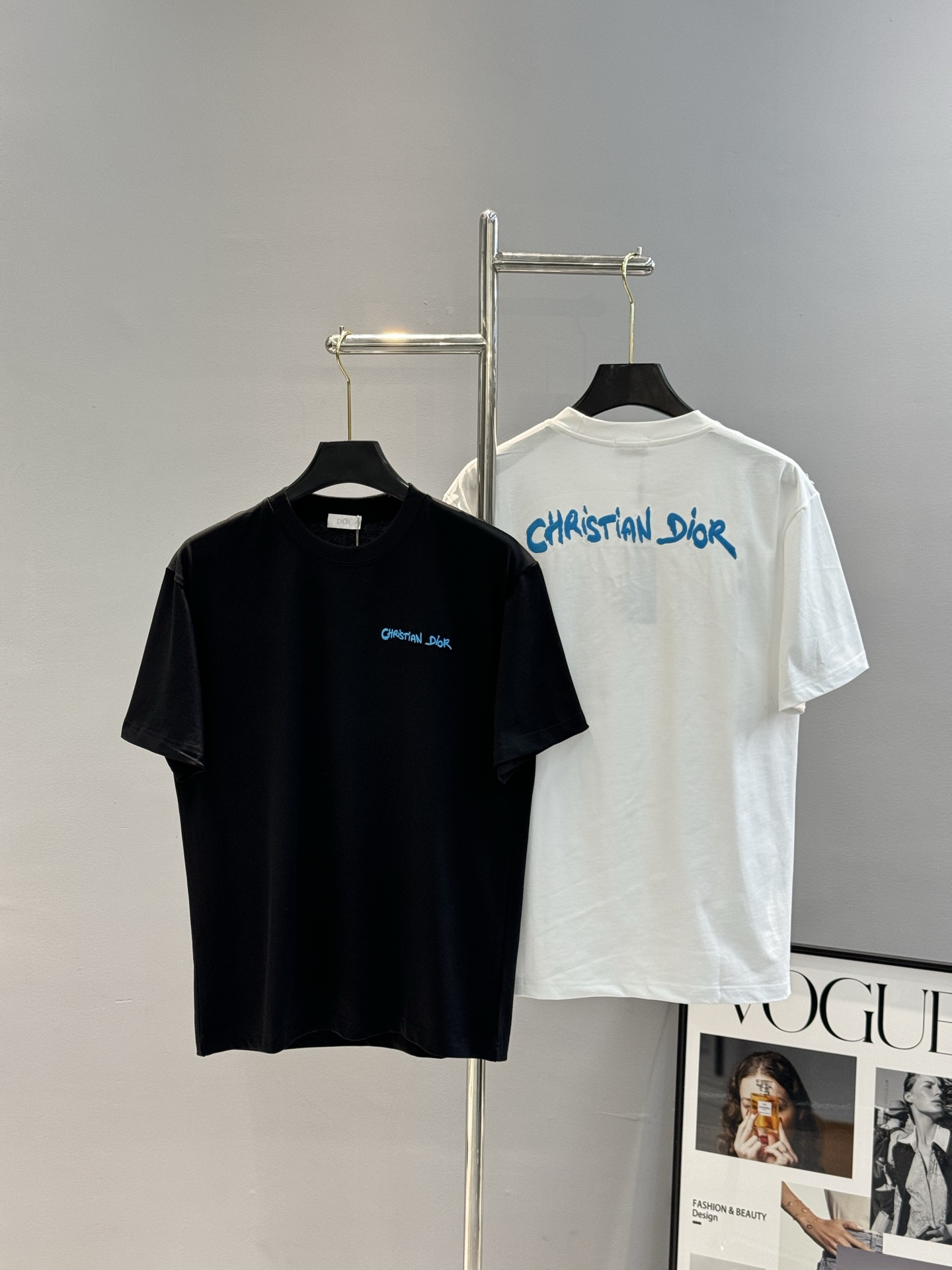 NO:118657,DIO*R Di-Ao 25s new couple round neck T-shirt!  The new double-sided 3D three-dimensional letter embroidery. 260g selected pure cotton texture. The cotton is full and elastic. Adhering to the pursuit of details, the pattern is also brand new!  Full, clear and textured. The fabric is close-fitting, comfortable and breathable!  Whether it is single wear or basement, it is a must-have item!  Don't miss it... Color black. White. European code Xs-L (175/140 jin Suggested S), dior,tees, t-shirt, alexander wang19860909DIO*R迪-奥25s新款情侣圆领T恤！双面新款3D立体字母绣花.260g甄选纯棉质感.棉质饱满富有弹性.秉持着对细节追求 图案也是全新！饱满清晰有质感.面料贴身舒适透气！无论是单穿还是打底都是必备单品！一定别错过……颜色黑色.白色.欧码Xs-L（175/140斤建议S）,,dior,tees，t-shirt,alexander wang,Men's clothing