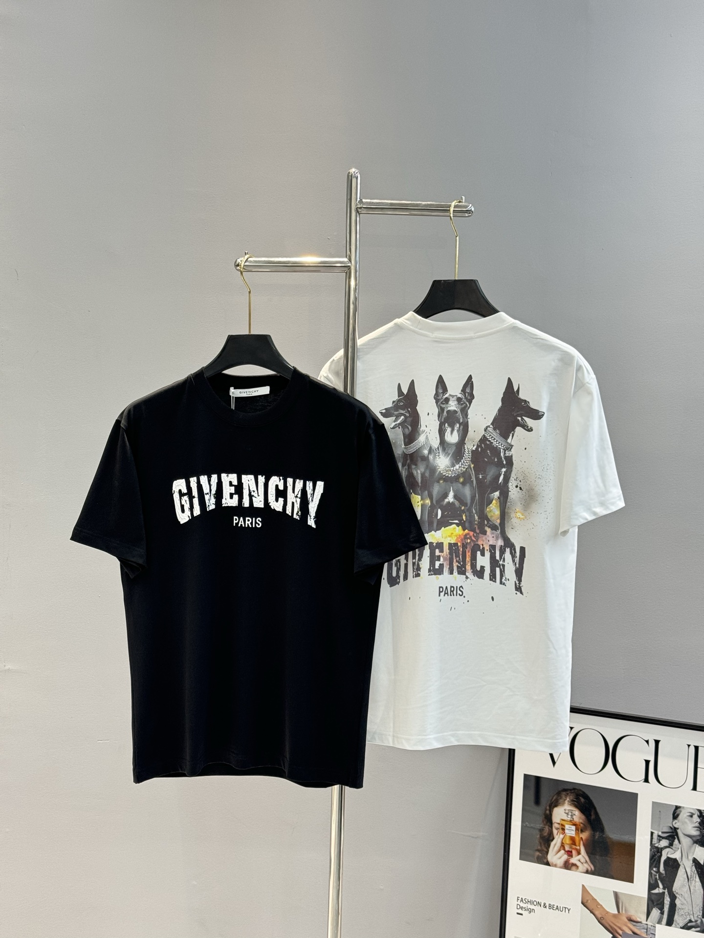 NO:118655,Givench* Givench Trendy Brand 25s new round neck TEE. The same style for men and women ~ The hot model must be recommended [Perfect] Customized cracked letter printing technology on the chest. Big article on the back. Large graphics and trendy hot painting design to reduce age. The color matching is fashionable and beautiful. The overall effect is young and energetic!  Customized high-quality 280g cotton material, the feel and feel are quite comfortable. The feel is delicate and textured. The color is black and white. European code Xs-L (175/140 jin recommended S), given, given, given, alexander wang19860909Givench*纪梵希潮牌25s新款圆领TEE.男女同款～爆款必推[得意]胸口定制爆裂纹字母印花工艺.后背大文章.大图形潮人烫画设计减龄搭配.色彩搭配时尚好看.整体效果年轻有活力！订制优质280g棉材质精制而成,着感手感都相当舒适.手感细腻有质感.颜色黑色.白色.欧码Xs-L（175/140斤建议S）,,givenchy,givenchy,alexander wang,Men's clothing