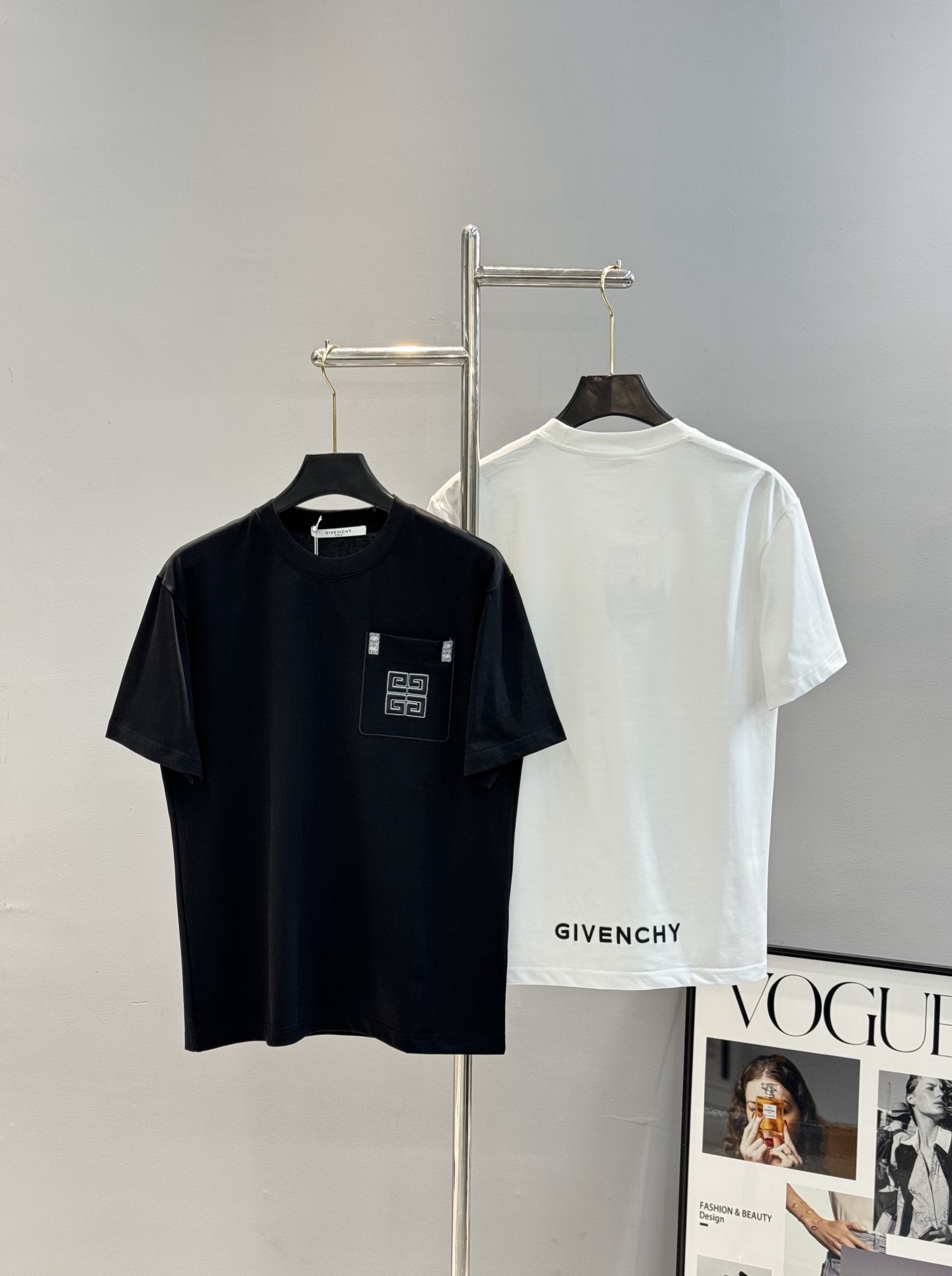 NO:118653,Givench*Givench-Xi 25s new T-shirt. The same style as men and women!  Excellent quality and contemporary popular elements. Front chest pocket design. Three-dimensional texture LOGO super 3D embroidery label, brand letter embroidery design at the back waist. Full of three-dimensionality. The workmanship is quite CALL!  Used with 260g pure cotton fabric. It is skin-friendly and comfortable. Soft and breathable. Color black and white. European code Xs-L (175/140 jin recommended S), given, given, given, tees, t-shirt, alexander wang19860909Givench*纪梵-希25s新款T恤.男女同款！优秀品质和当代流行元素搭配.前胸口袋设计.立体质感LOGO超强3D绣花标签,后腰部位品牌字母绣花设计.立体感满满.做工相当打CALL！采用260g纯棉面料.亲肤舒适.柔软透气.颜色黑色.白色.欧码Xs-L（175/140斤建议S）,,givenchy,givenchy,tees，t-shirt,alexander wang,Men's clothing