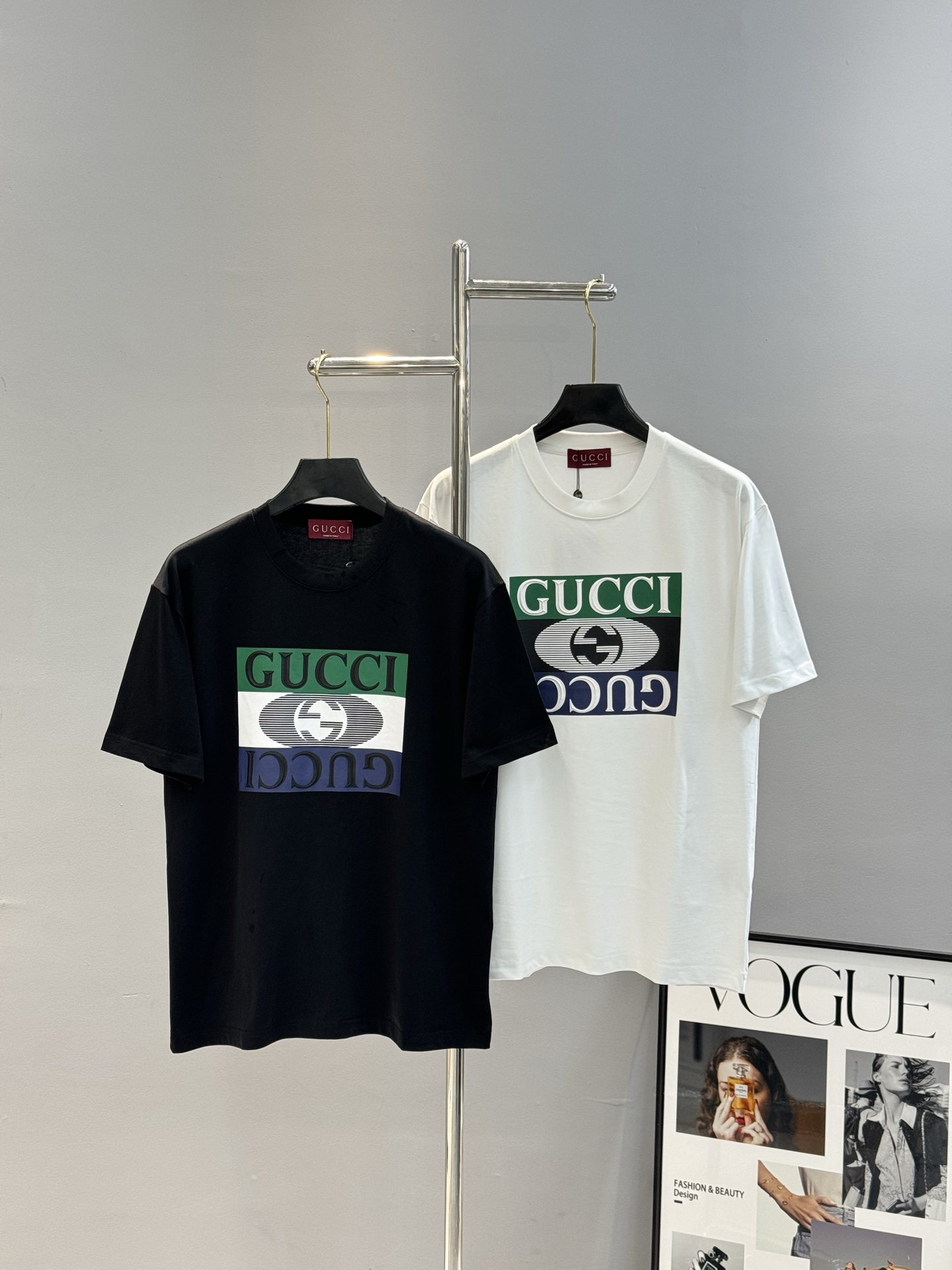 NO:118651,GUCC* trendy brand 25s new round neck T-shirt. The same style as men and women ~ a must-have for trendy people!  Customized brand graphic hot painting technology on the chest. The double-layer craft has clear colors and age-reducing matching. The color matching is fashionable and beautiful. The overall effect is young and energetic!  The high-grade cotton weight is 260g, and the feel is very comfortable. The feel is delicate and textured. The three standards are in line!  Color black. White. European code Xs-L (175/140 jin recommended S), gucci,tees, t-shirt, alexander wang19860909GUCC*潮牌25s新款圆领T恤.男女同款～潮人必备！胸前定制品牌图形烫画工艺.双层工艺色彩层次分明.减龄搭配.色彩搭配时尚好看.整体效果年轻有活力！高克重260g棉材质精制而成,着感手感都相当舒适.手感细腻有质感.三标齐！颜色黑色.白色.欧码Xs-L（175/140斤建议S）,,gucci,tees，t-shirt,alexander wang,Men's clothing