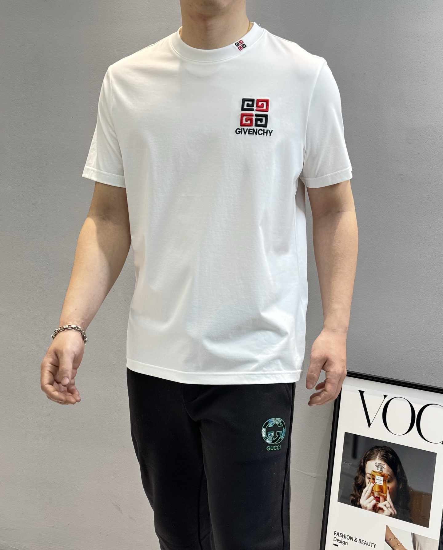 NO:411476,Givench*y Givench 25s spring and summer round neck short sleeves. It is really nice and versatile. The upper body has a perfect age reduction effect. It looks good no matter how you match it, it looks good for couples, three-dimensional cut!  !  The letters on the chest are 3D three-dimensional pattern. Paired with refreshing tones. Simple. It uses double-strand 190g mercerated cotton fabric. It is close-fitting and soft and comfortable. Classic color system push. Color black and white. Number of M-3XL slim fit style!  (175/145 jin recommended XL), given , given , given , given , T-shirt, alexander wang19860909Givench*y 纪梵希25s春夏圆领短袖.真的很好看且百搭.上身减龄效果妥妥的,怎么搭配都好看男女情侣款,立体裁剪！！胸前字母图形3D立体图案.搭配清爽的色调 简简单单的 采用双股190g丝光棉面料.贴身柔软舒适.经典色系推送.颜色黑色.白色.码数M-3XL修身版型！（175/145斤建议XL）,,givenchy,givenchy,T-shirt,alexander wang,Men's clothing