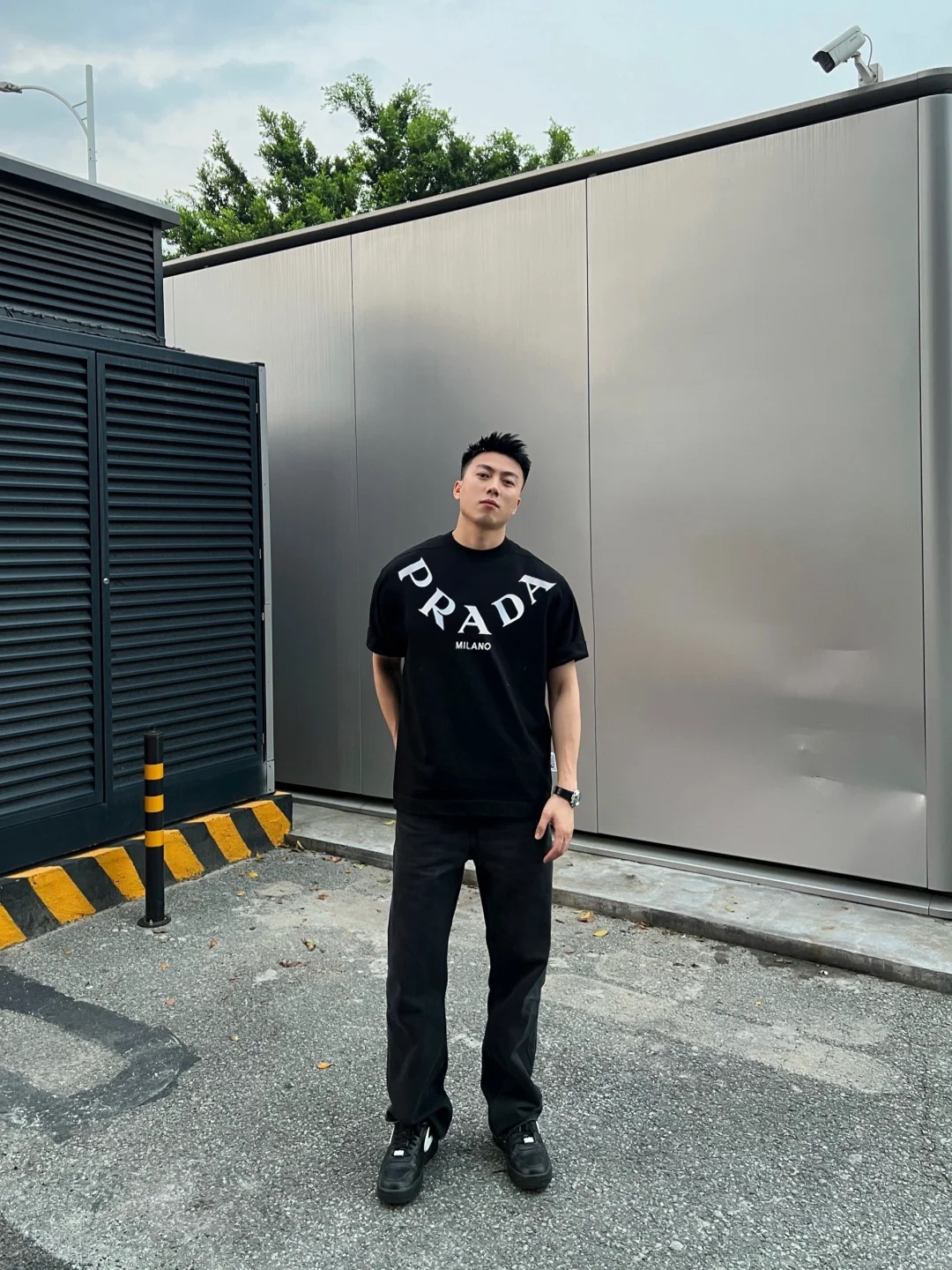 NO:120154,PRAD* Pula-Da 25s new T-shirt. The same style as men and women!  The latest novel neckline letter hot design, classic brand letters hit the theme, high-end fashion, creating a LOGO visually quite explosive!  Selected g pure cotton fabric, soft and comfortable!  Super handsome!  Three standards are in line!  Color black, white, color blue, code number S-3XL micro-expanded version (175/145 jin recommended L), prada, prada, tees, t-shirt, alexander wang19860909PRAD*普拉-达25s新款T恤.男女同款！最新颖的领口字母烫画设计,经典品牌字母直击主题.高级时尚.打造出LOGO视觉相当炸裂！精选g纯棉棉面料,柔软舒适！上身超帅！三标齐！颜色黑色.白色.彩蓝.码数S-3XL微扩版型（175/145斤建议L）,,prada,prada,tees，t-shirt,alexander wang,Men's clothing