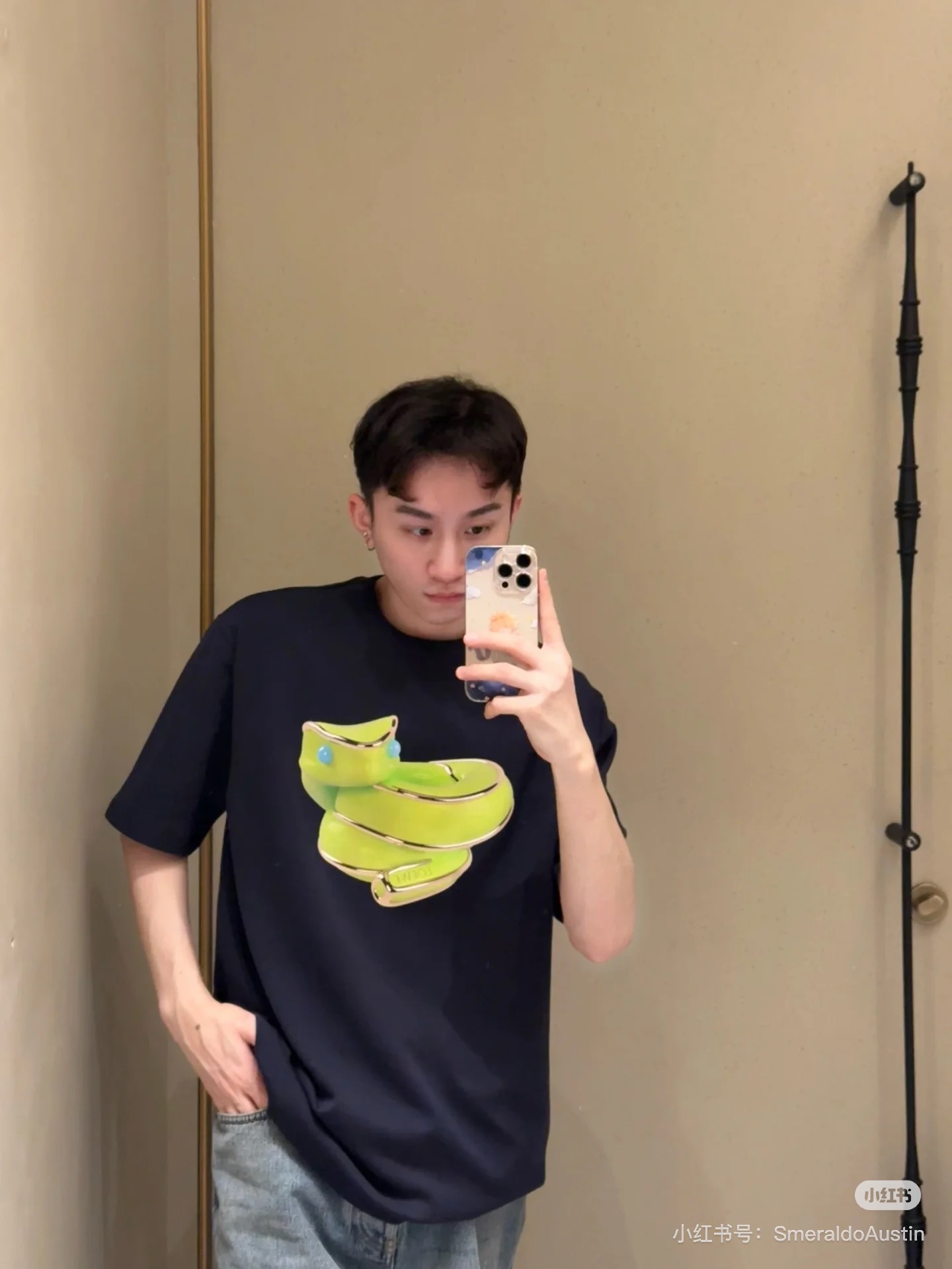 NO:120152,LOEW* Luo Yiwei classic T-shirt. 25s new style for men and women!  Luo Yiwei graphic 3D three-dimensional printing design. The double-layer craftsmanship has rich colors and textures. It is very beautiful. Customized G pure cotton fabric. It is comfortable and soft and has a strong skin-friendly feeling!  Full texture...all the quality!  !  Color black, white, dark gray. S-3XL micro-expanded version (175/145 jin recommended L), loewe, loewe, tees, t-shirt, alexander wang19860909LOEW*罗意-威经典款T恤.25s新款男女同款！罗意*威图形3D立体印花设计.双层工艺色彩层次丰富.立体有质感.非常漂亮.定制g纯棉面料.舒适柔软 亲肤感强 ！质感满满..全品相！！颜色黑色.白色.深灰.码数S-3XL微扩版型（175/145斤建议L）,,loewe,loewe,tees，t-shirt,alexander wang,Men's clothing