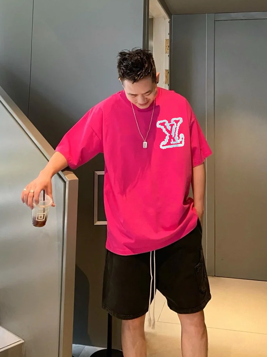 NO:120158,Donkey brand *25s new round neck T-shirt. The same style as men and women ~ uses high gram weight pure cotton fabric. The weight GT G pure cotton fabric. The upper body is also very comfortable. The classic presbyopia three-dimensional printing pattern design on the shoulders. The undulating and visual feel is given to you!  Three standards are ~ Color black, white, rose red, color blue. S-3XL micro-expanded version (175/jin recommended L), louis vuitton,tees, t-shirt, alexander wang19860909驴牌*25s新款圆领T恤.男女同款～采用高克重纯棉面料.克重高达g纯棉面料.上身也是非常的舒适.肩膀部位经典老花立体印花图案设计.起伏感视觉感手感统统都给你！三标齐～颜色黑色.白色.玫红.彩蓝.码数S-3XL微扩版型（175/斤建议L）,,louis vuitton,tees，t-shirt,alexander wang,Men's clothing