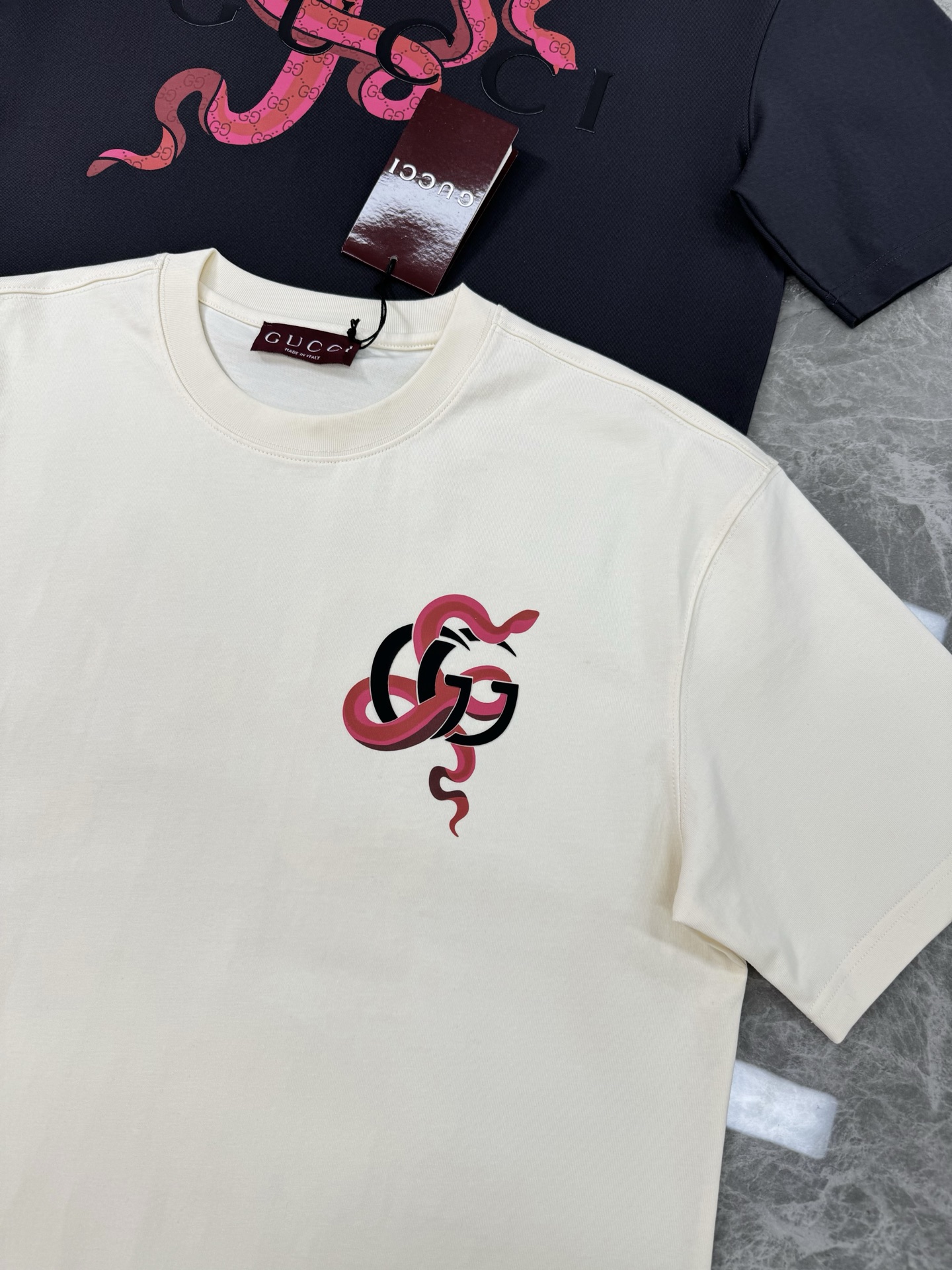 
        GUCC*潮牌25s新款圆领T恤.蛇年特供.男女同款～爆款必推得意胸口及后备定制印花工
