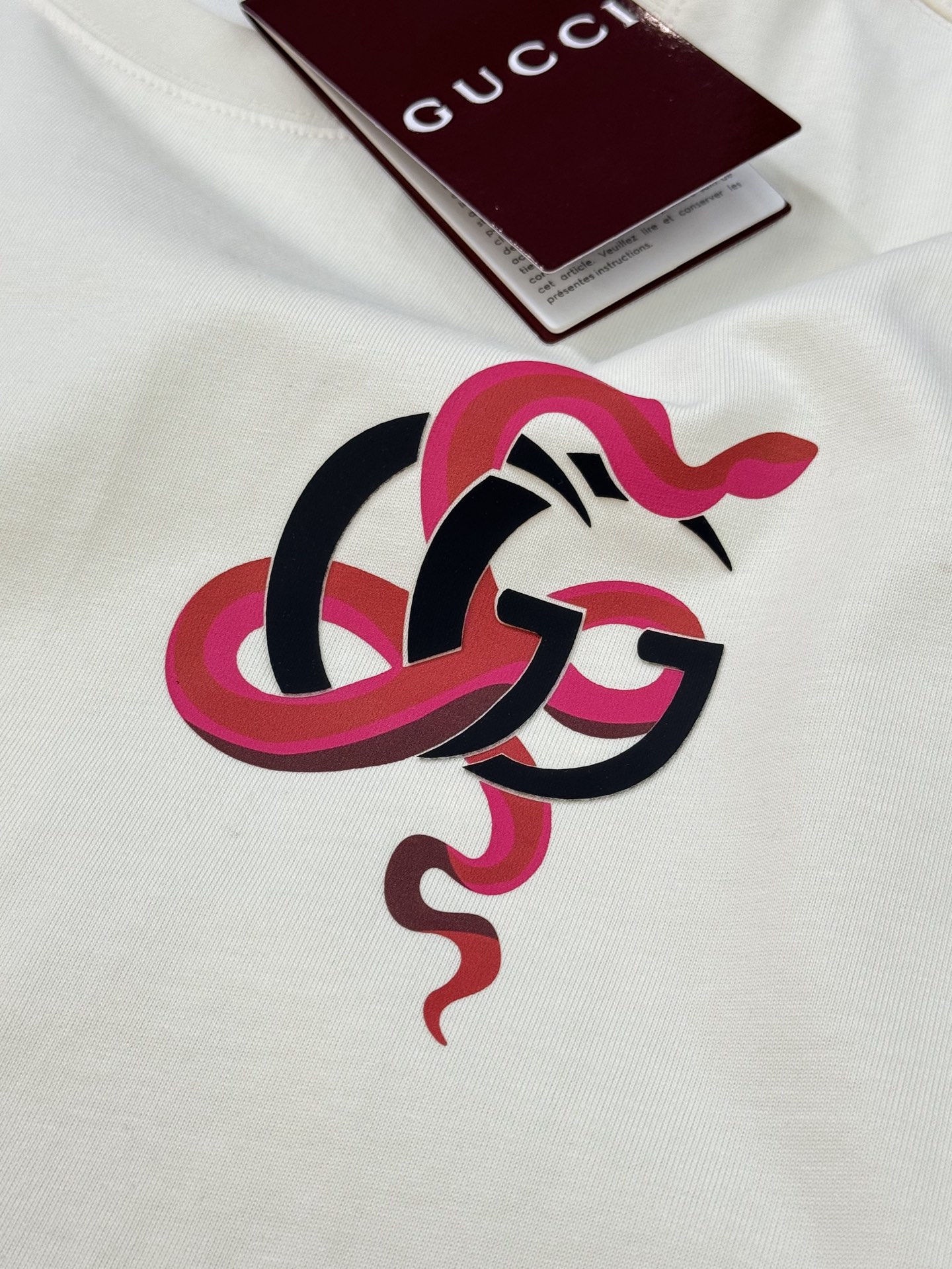 
        GUCC*潮牌25s新款圆领T恤.蛇年特供.男女同款～爆款必推得意胸口及后备定制印花工