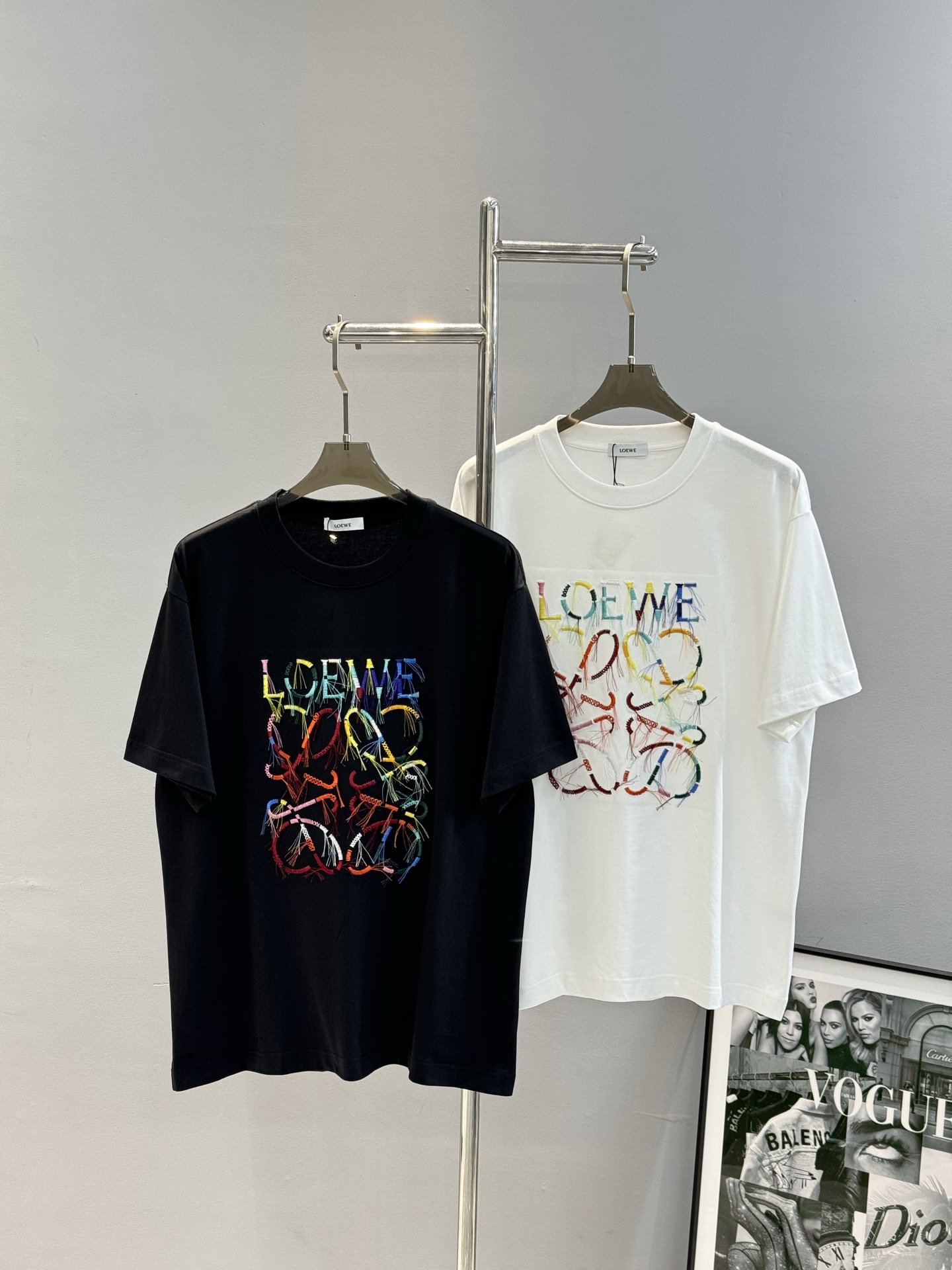 NO:120165,LOEW*E Loew-Wei 25s new T-shirt. The same style for men and women!  Multicolor classic tassel Anagrram colorful embroidery pattern!  Special-spoke tight cotton fabric, hem loose design, 260g pure cotton texture, comfortable and breathable. Embroidery and tassels have three-dimensional shapes that are stable and not easy to deform; the upper body is strong and stylish!  Color white. Black. European code S-XL (175/140 jin recommended M), loewe, loewe, tees, t-shirt, alexander wang19860909LOEW*E 罗意-威25s新款T恤.男女同款！多色彩经典流苏Anagrram彩色刺绣图案！特纺紧密棉面料,下摆散口设计,260g纯棉质地.舒适透气.刺绣搭配流苏立体造型稳定,不易变形；上身力挺有型！颜色白色.黑色.欧码S-XL（175/140斤建议M）,,loewe,loewe,tees，t-shirt,alexander wang,Men's clothing