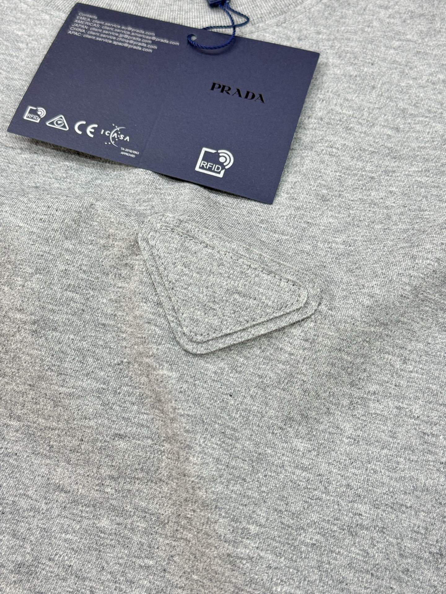 PRAD*普拉达25s新款T恤.男女同款.基础款推荐.经典倒三角LOGO辨识度鲜明超级走心！！！本色定制