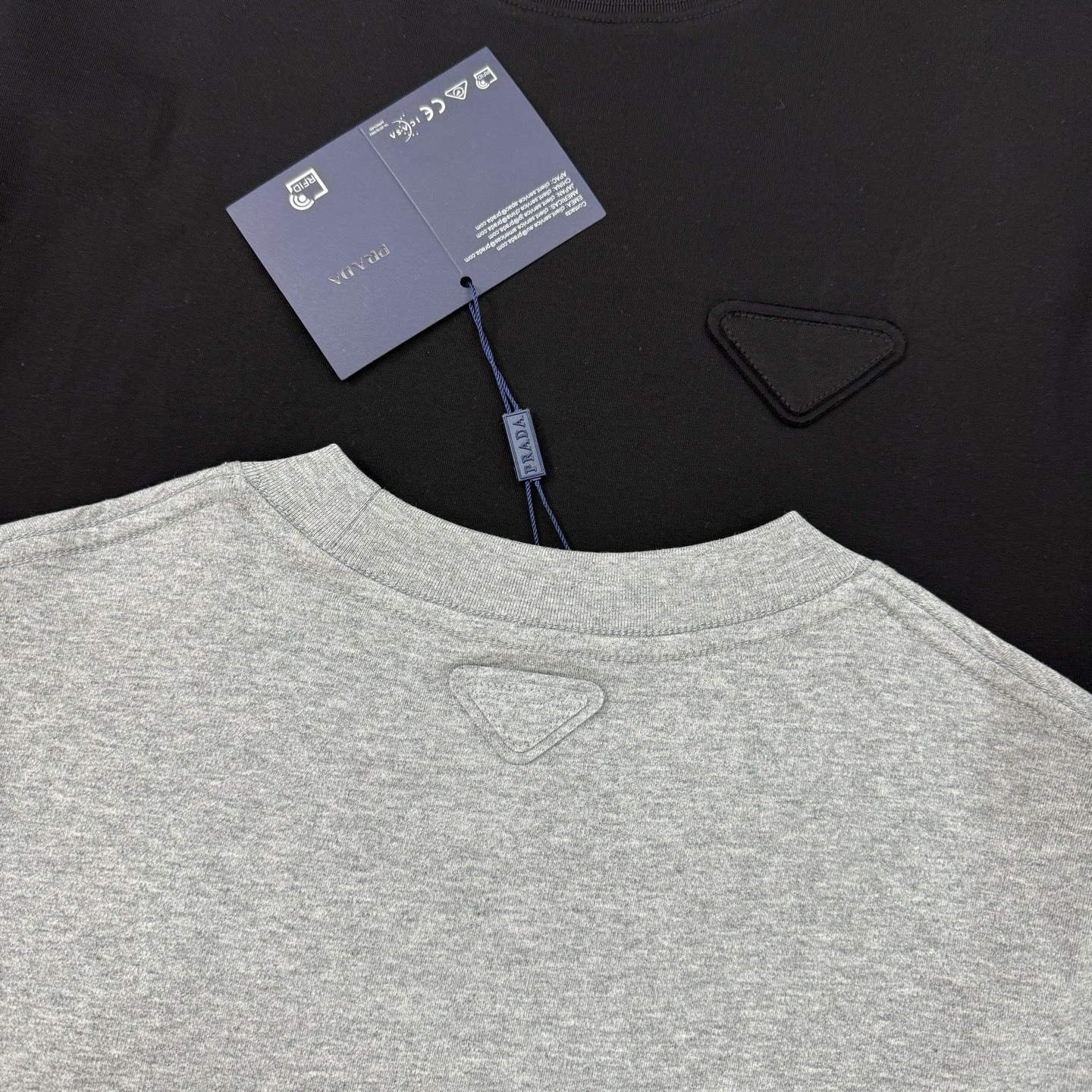 PRAD*普拉达25s新款T恤.男女同款.基础款推荐.经典倒三角LOGO辨识度鲜明超级走心！！！本色定制