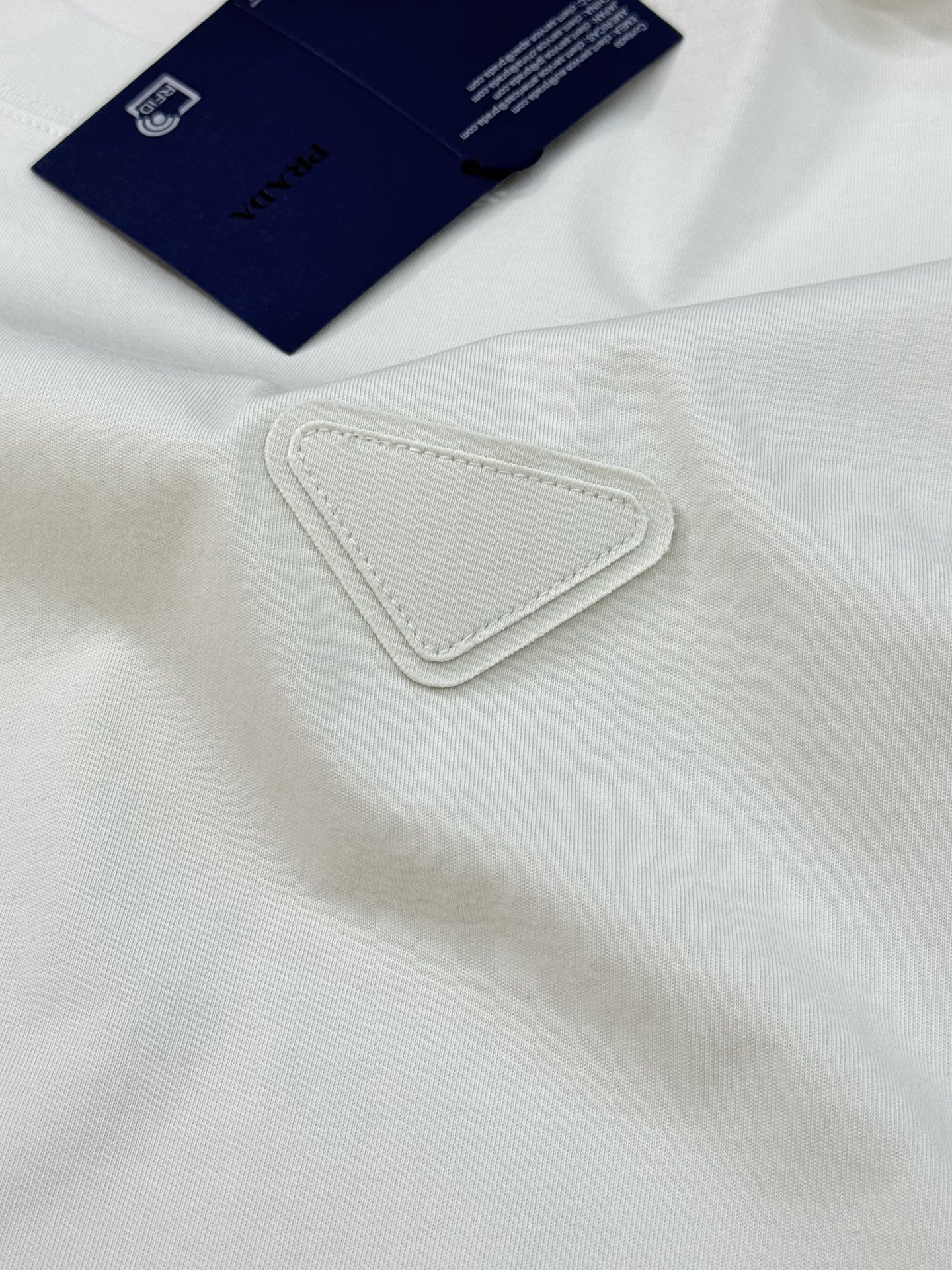 PRAD*普拉达25s新款T恤.男女同款.基础款推荐.经典倒三角LOGO辨识度鲜明超级走心！！！本色定制