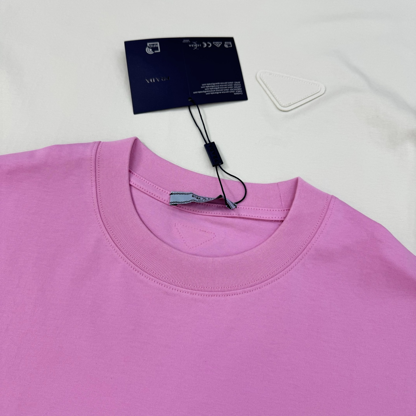 PRAD*普拉达25s新款T恤.男女同款.基础款推荐.经典倒三角LOGO辨识度鲜明超级走心！！！本色定制