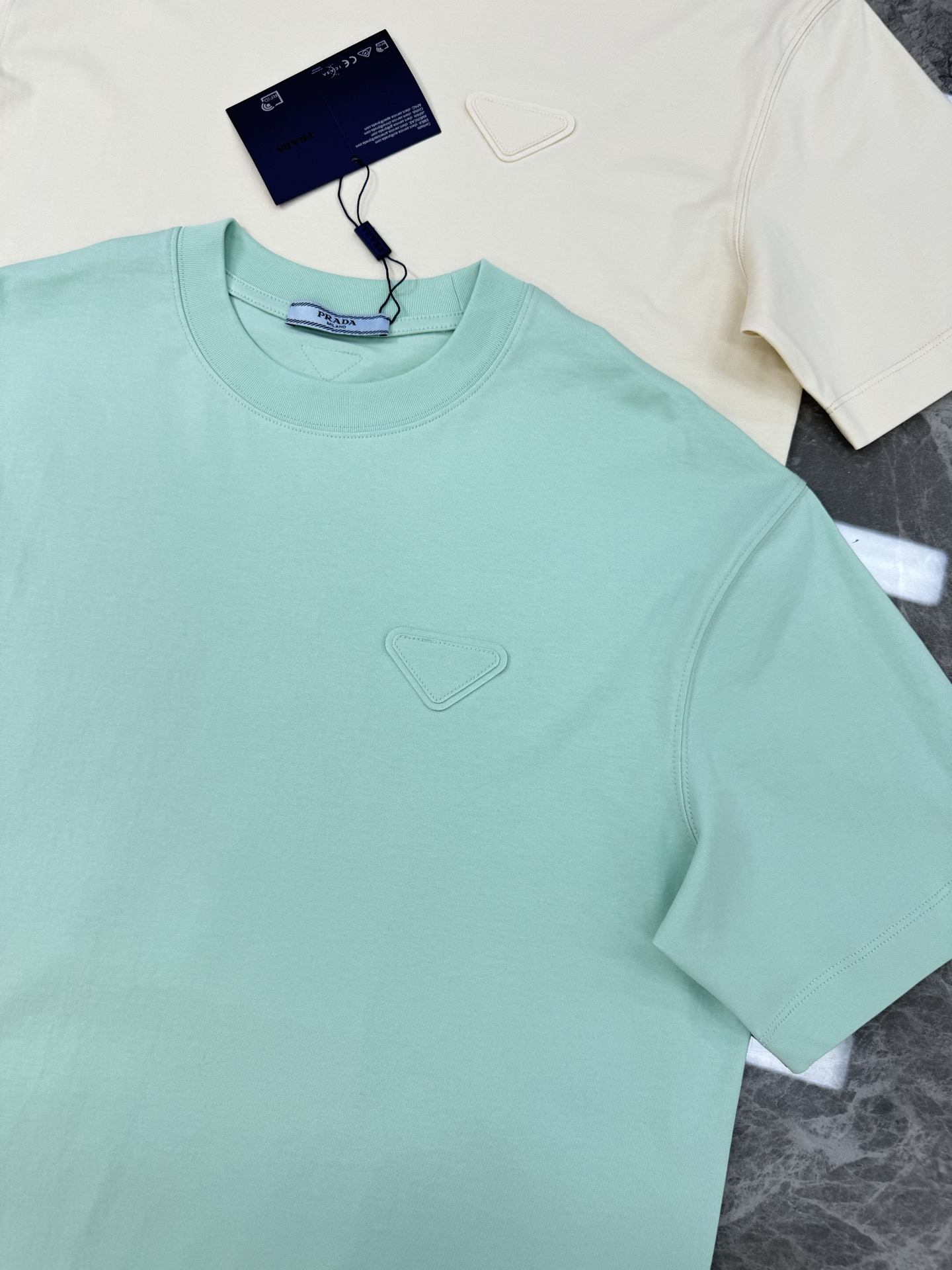 PRAD*普拉达25s新款T恤.男女同款.基础款推荐.经典倒三角LOGO辨识度鲜明超级走心！！！本色定制