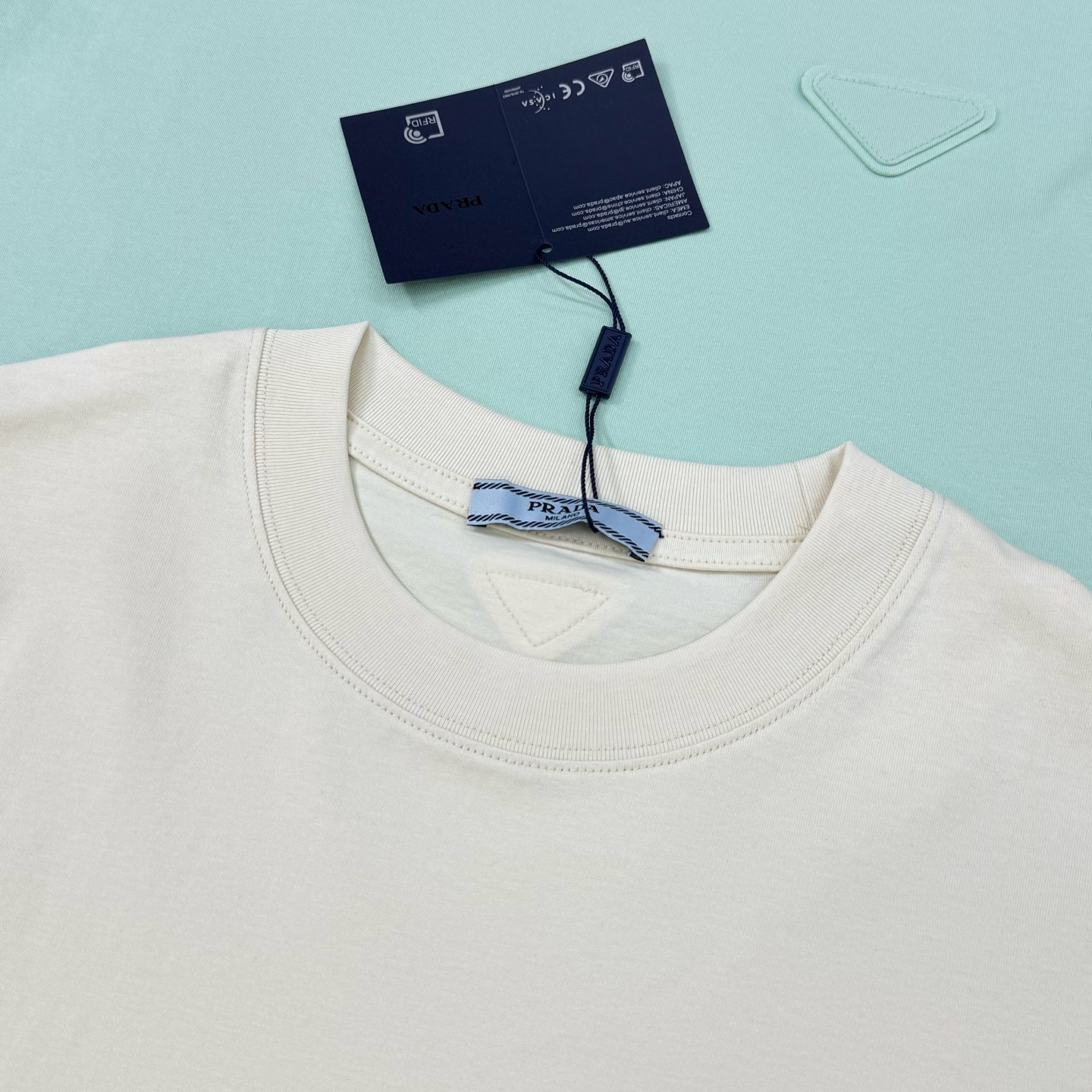 PRAD*普拉达25s新款T恤.男女同款.基础款推荐.经典倒三角LOGO辨识度鲜明超级走心！！！本色定制