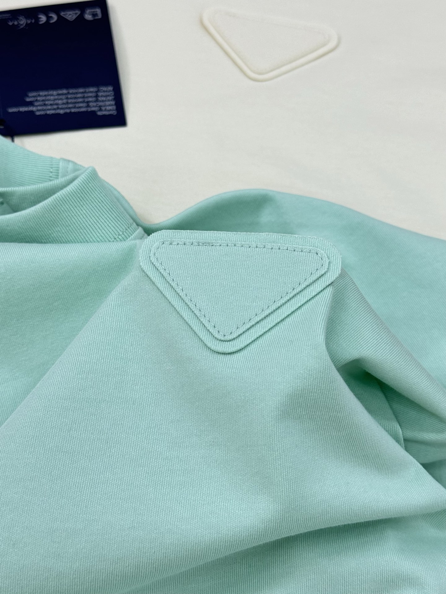 PRAD*普拉达25s新款T恤.男女同款.基础款推荐.经典倒三角LOGO辨识度鲜明超级走心！！！本色定制