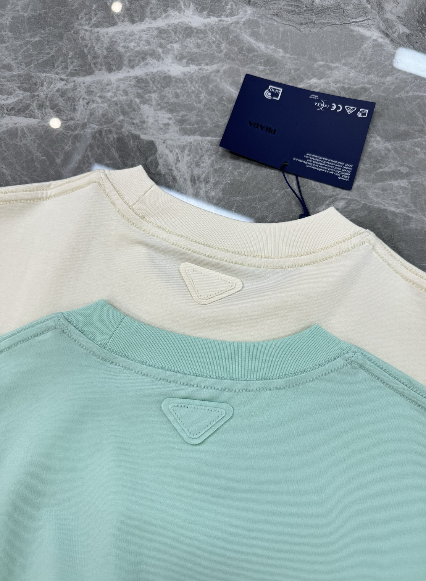 PRAD*普拉达25s新款T恤.男女同款.基础款推荐.经典倒三角LOGO辨识度鲜明超级走心！！！本色定制