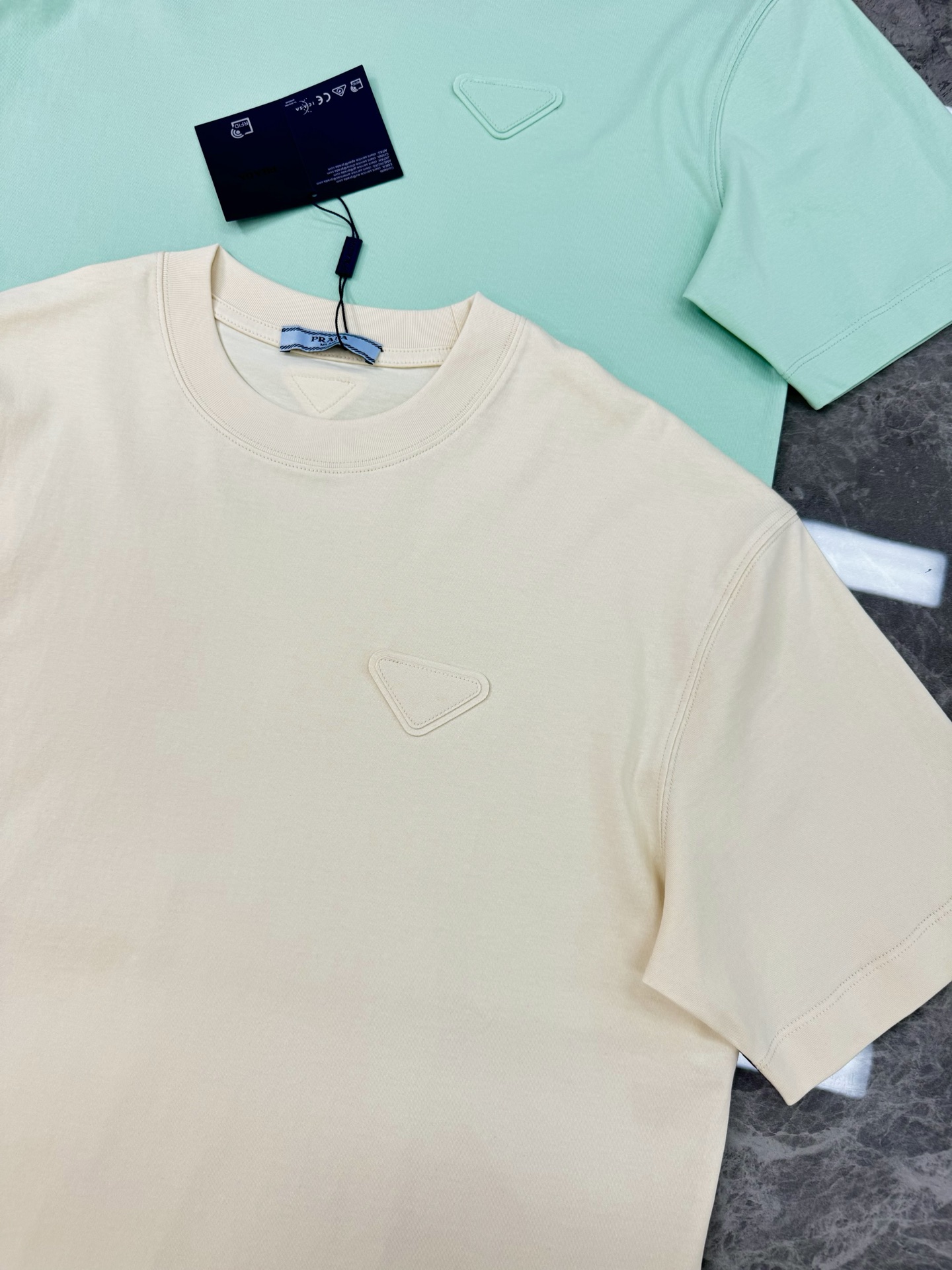 PRAD*普拉达25s新款T恤.男女同款.基础款推荐.经典倒三角LOGO辨识度鲜明超级走心！！！本色定制