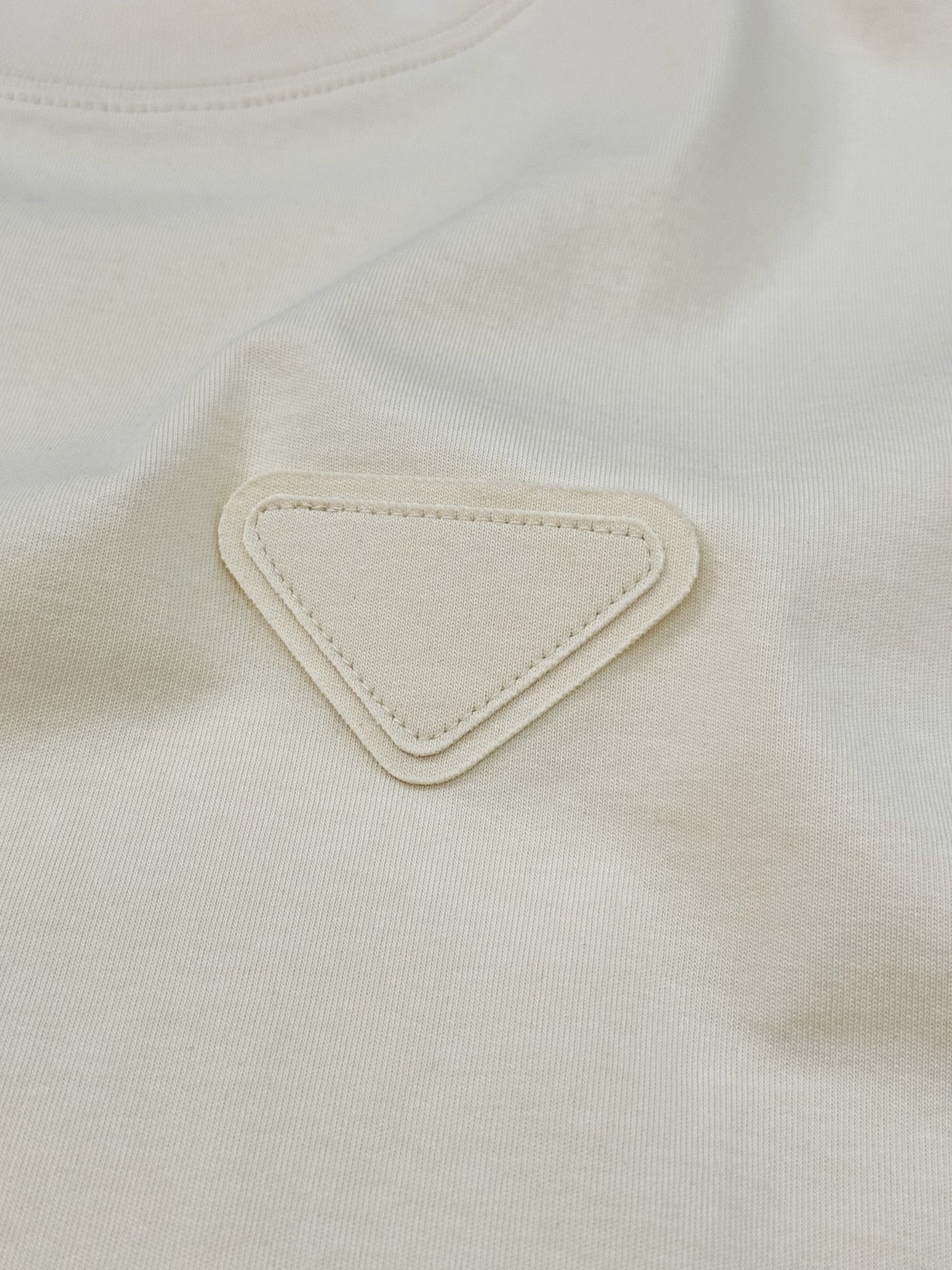 PRAD*普拉达25s新款T恤.男女同款.基础款推荐.经典倒三角LOGO辨识度鲜明超级走心！！！本色定制