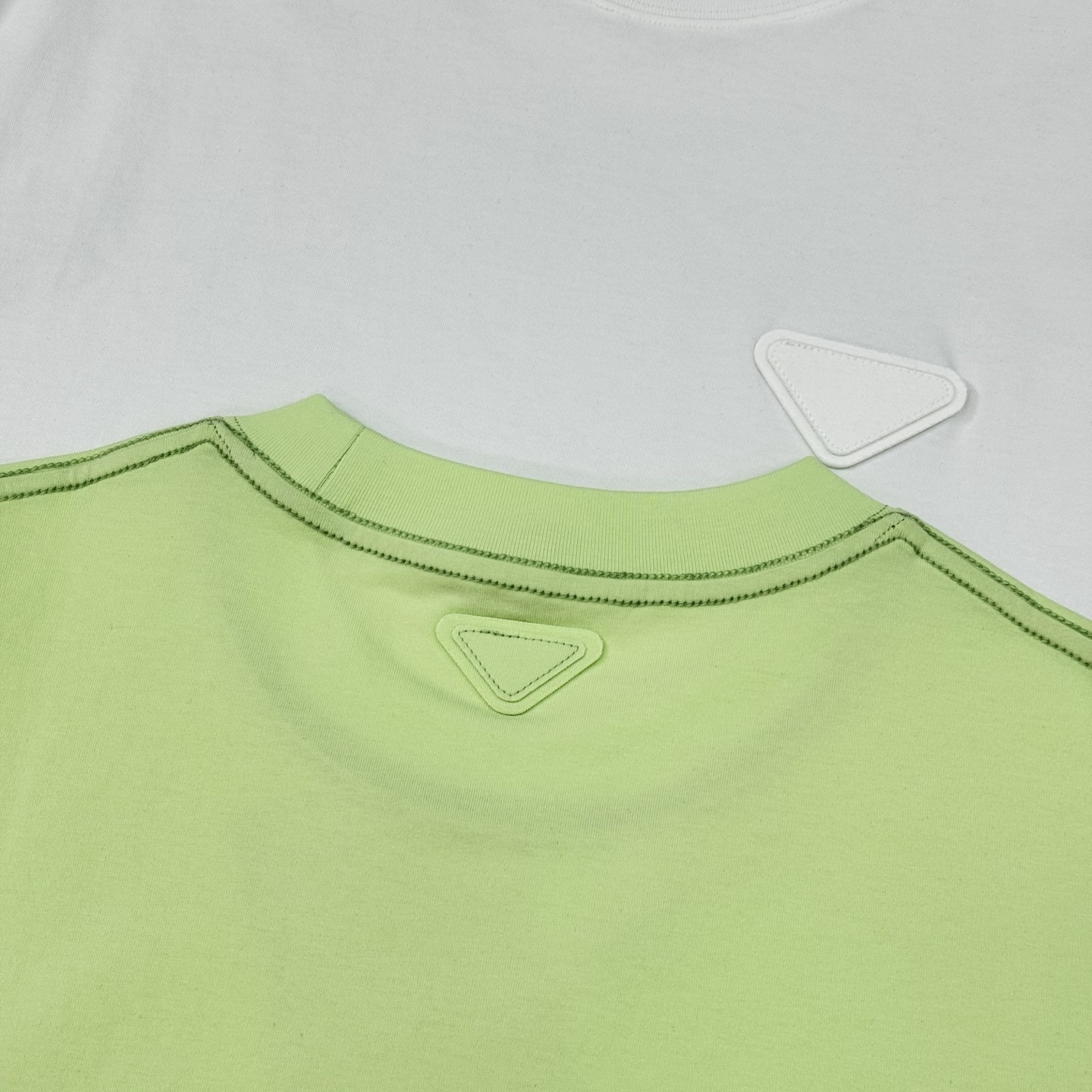 PRAD*普拉达25s新款T恤.男女同款.基础款推荐.经典倒三角LOGO辨识度鲜明超级走心！！！本色定制