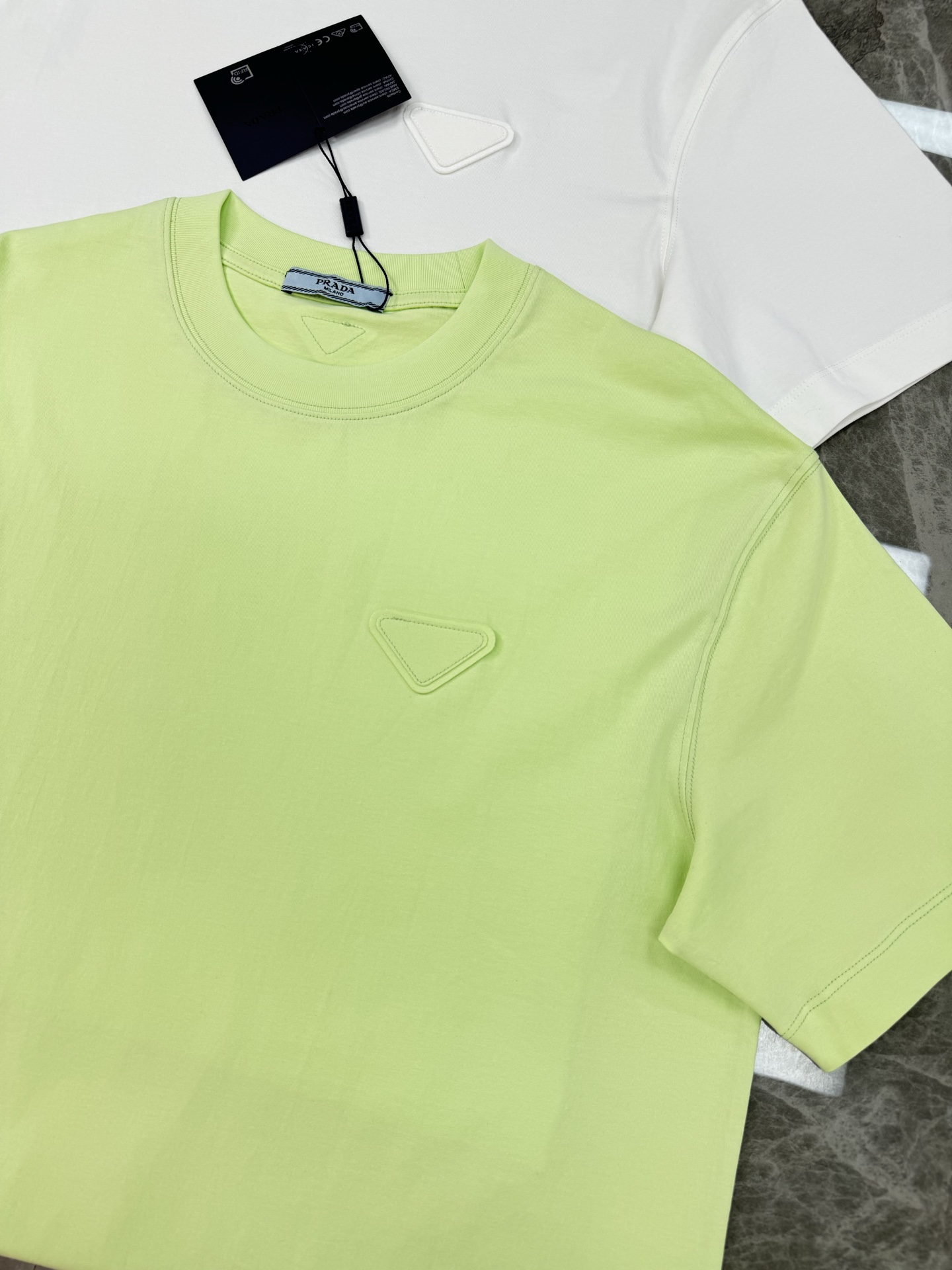 PRAD*普拉达25s新款T恤.男女同款.基础款推荐.经典倒三角LOGO辨识度鲜明超级走心！！！本色定制