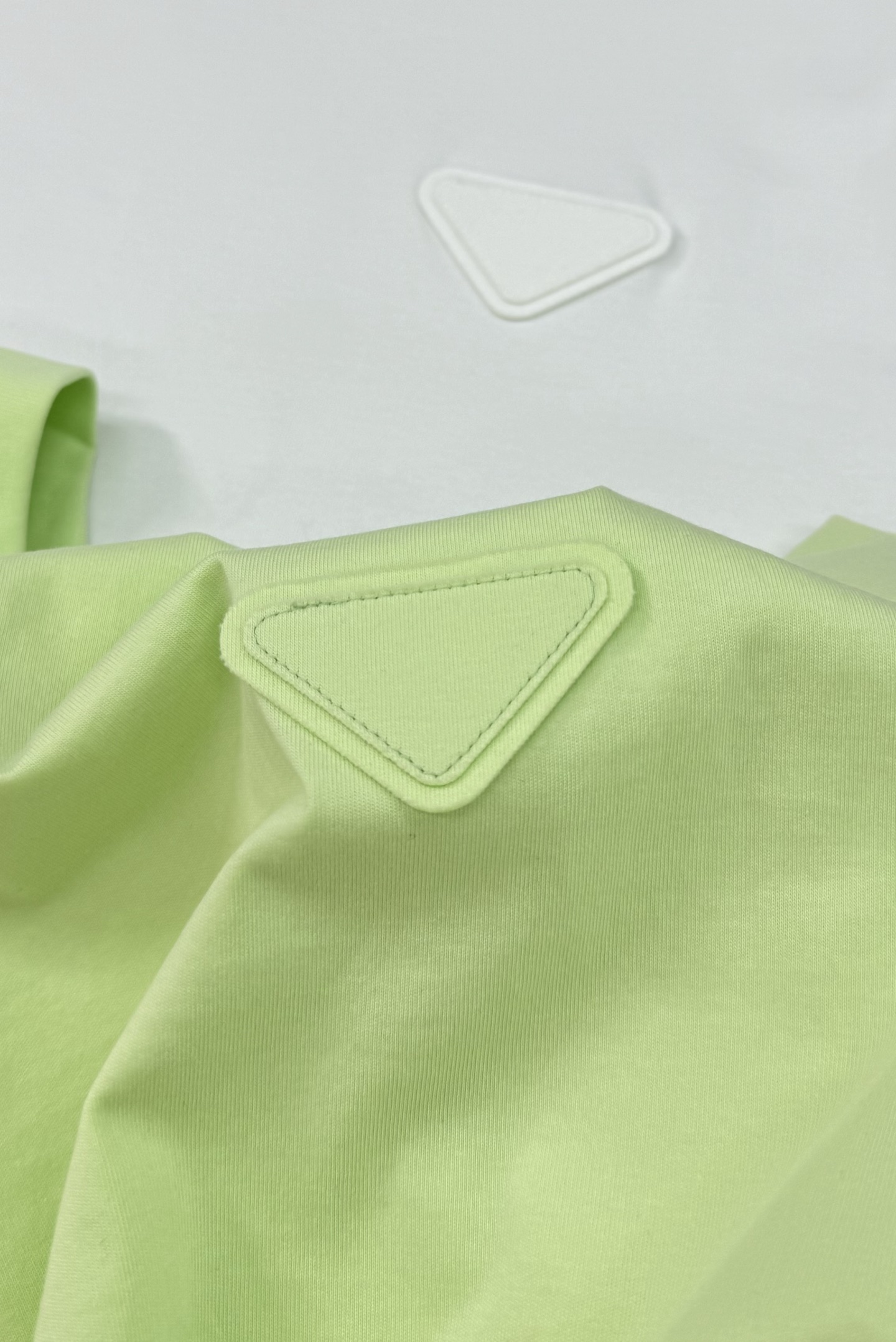 PRAD*普拉达25s新款T恤.男女同款.基础款推荐.经典倒三角LOGO辨识度鲜明超级走心！！！本色定制