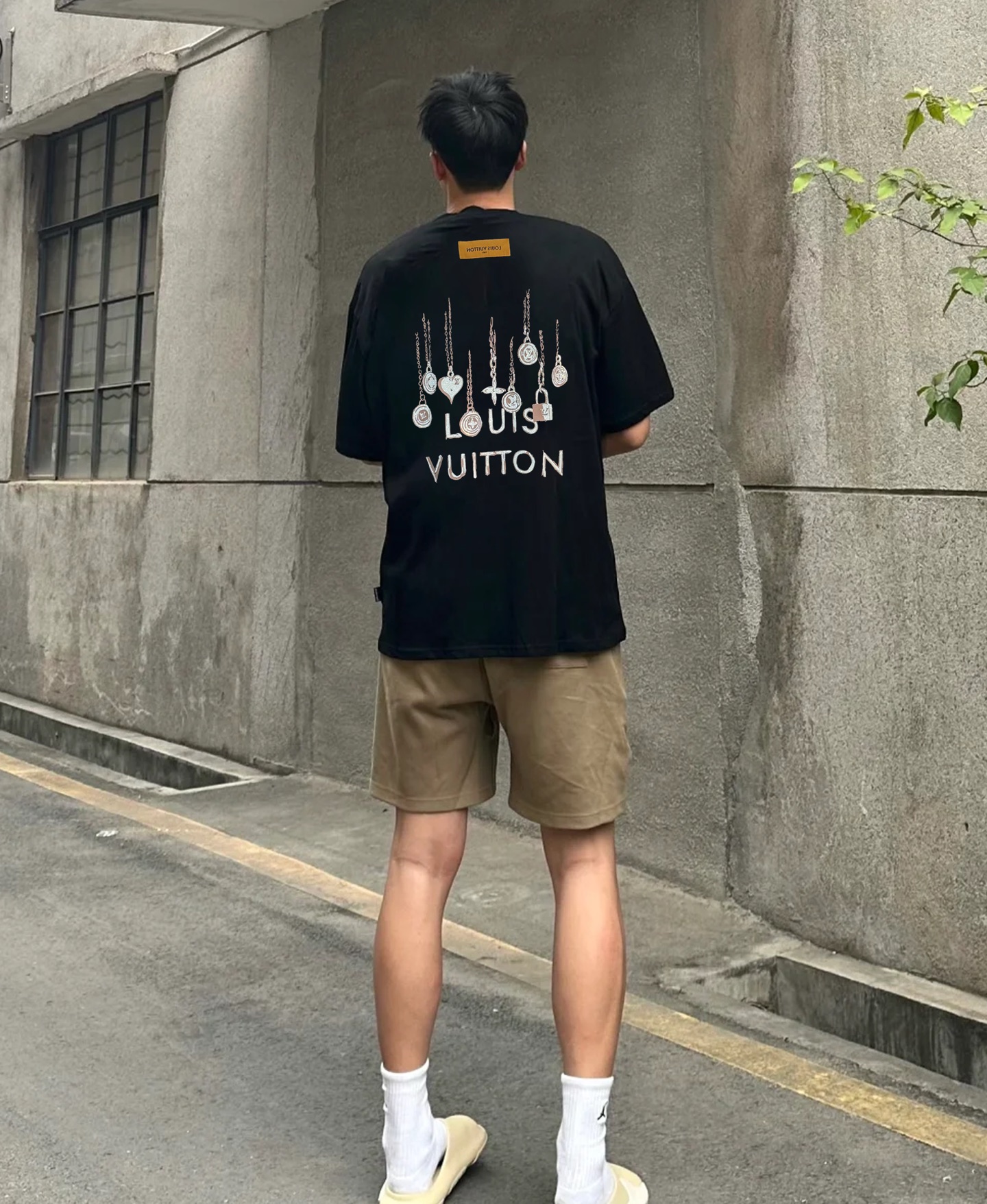 
        驴牌*25s新款潮牌T恤.男女同款～280g纯棉面料.上身也是非常的舒适.胸口经典lv