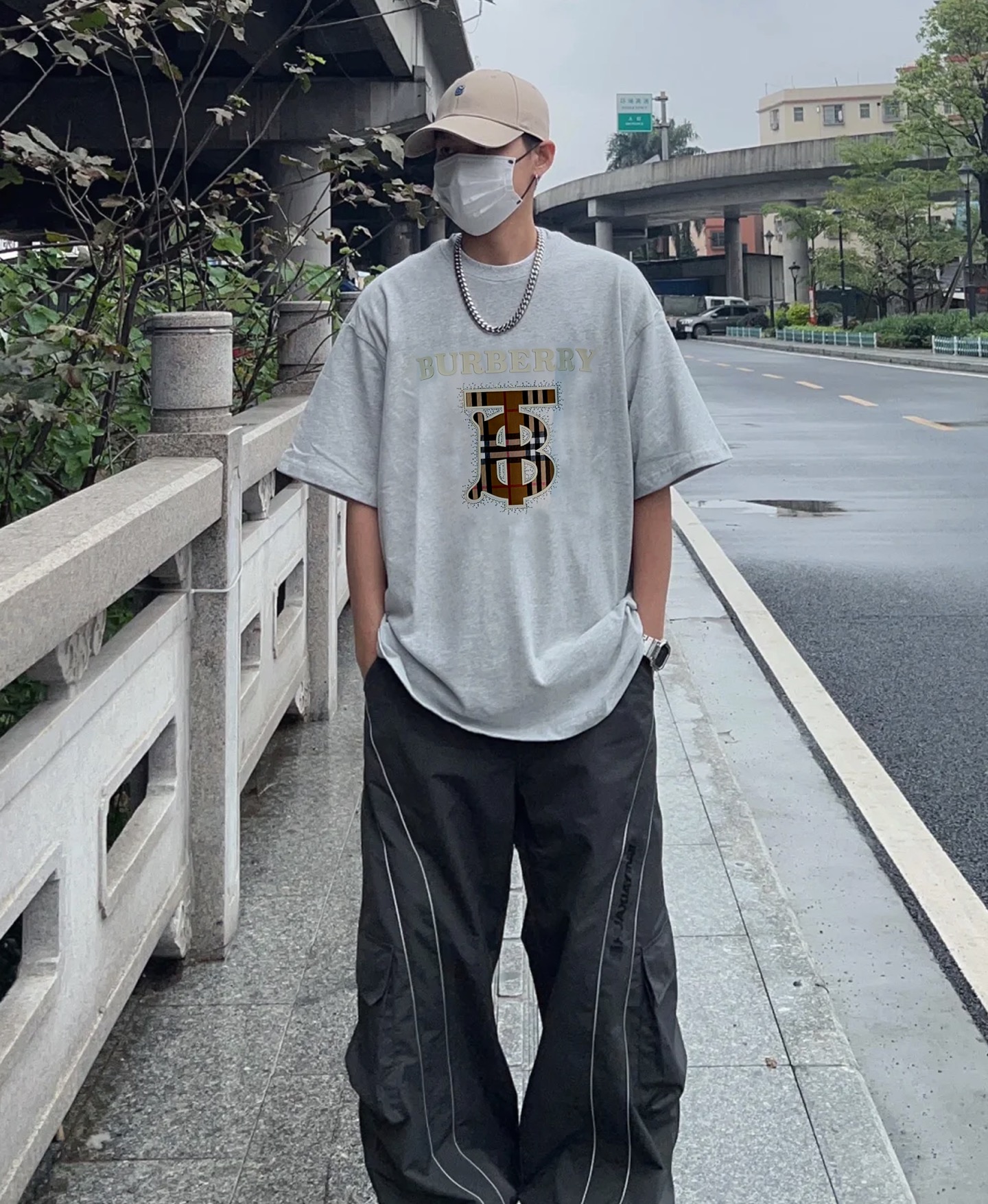 
        BBR*burberr*巴宝莉25s春夏新款T恤.宽松版型男女同款！经典TB造型.搭配
