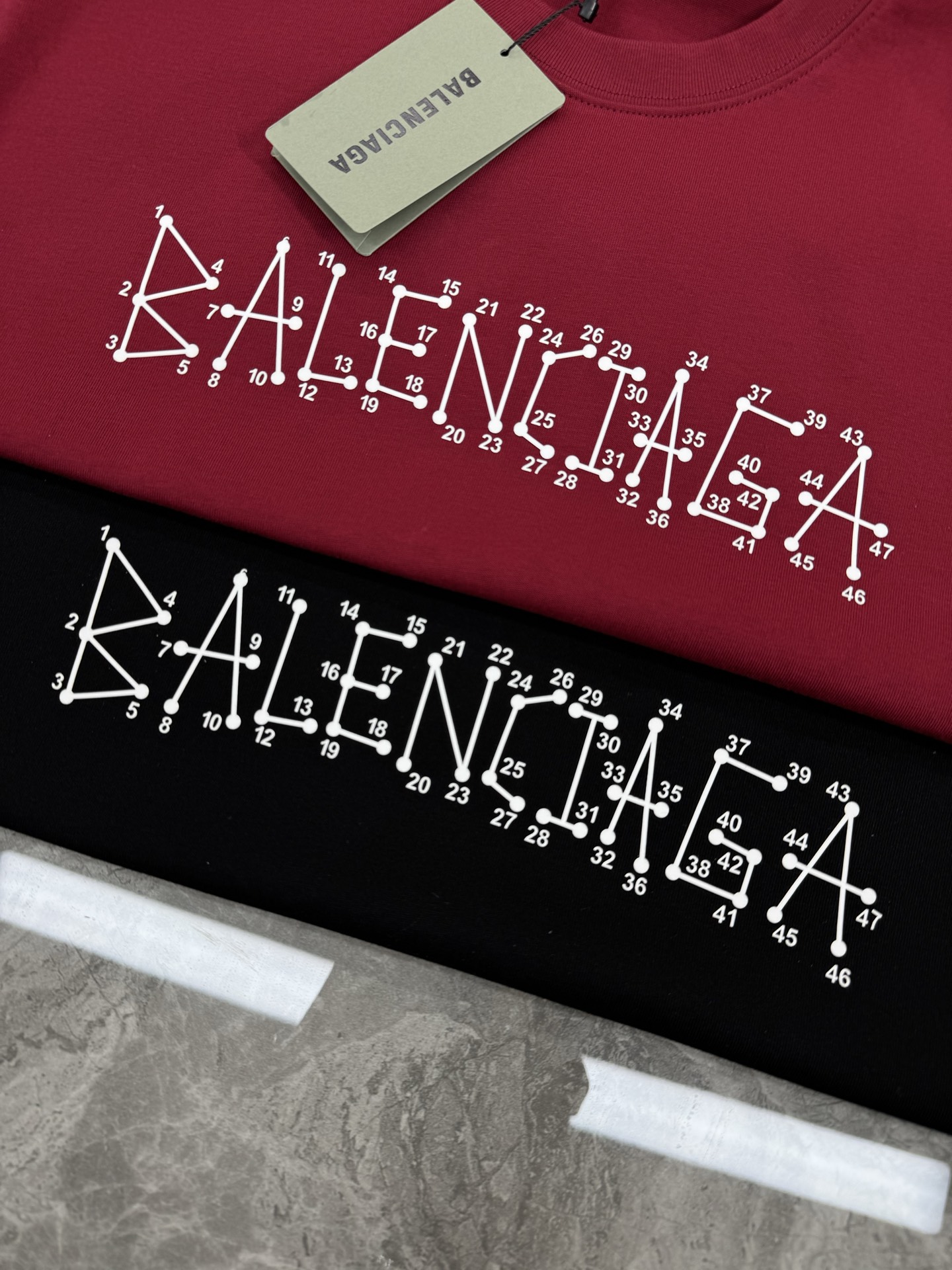 
        Balenciag*巴黎*新款T恤.25s男女同款！双面品牌字母哥特风字母印花设计.每