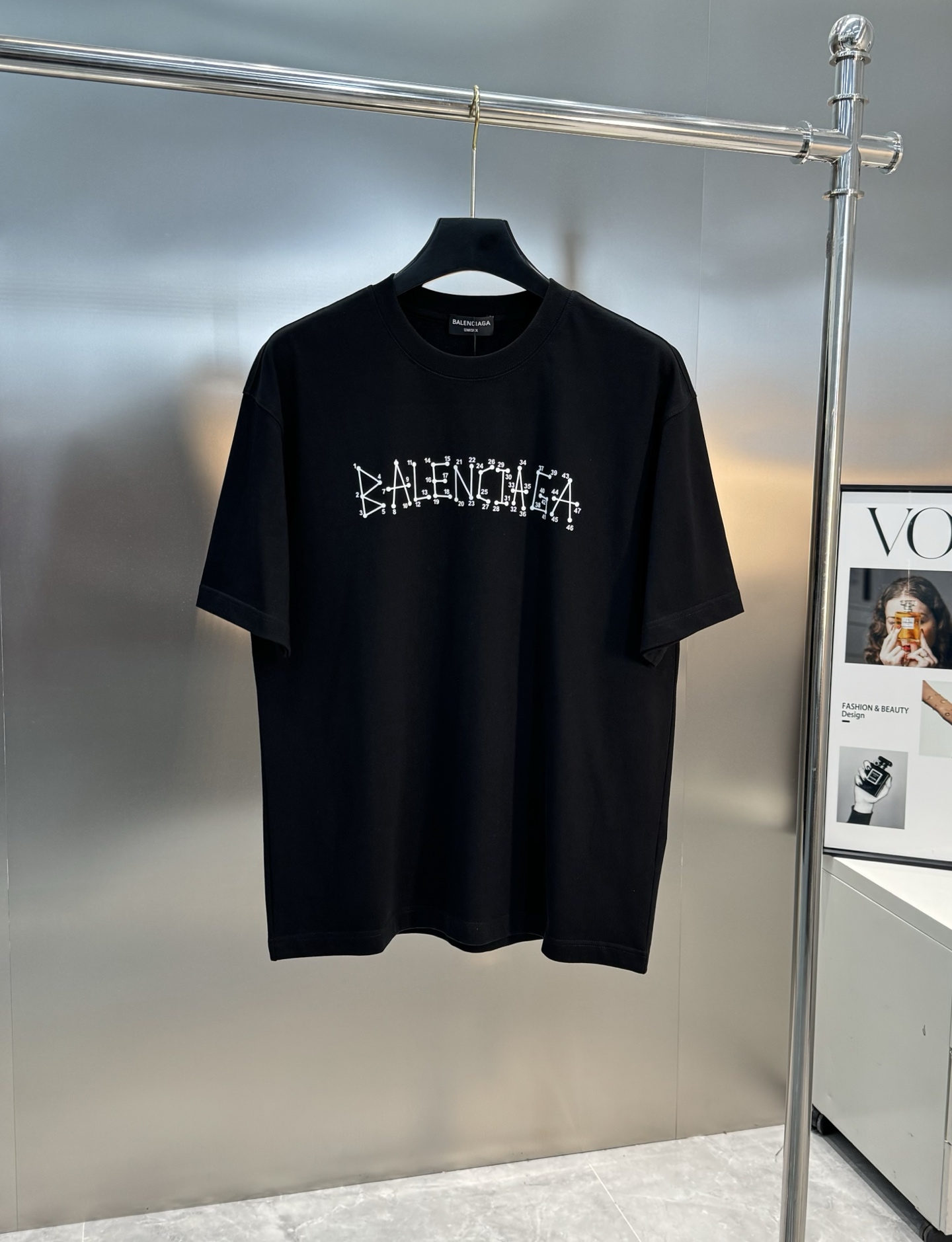 
        Balenciag*巴黎*新款T恤.25s男女同款！双面品牌字母哥特风字母印花设计.每