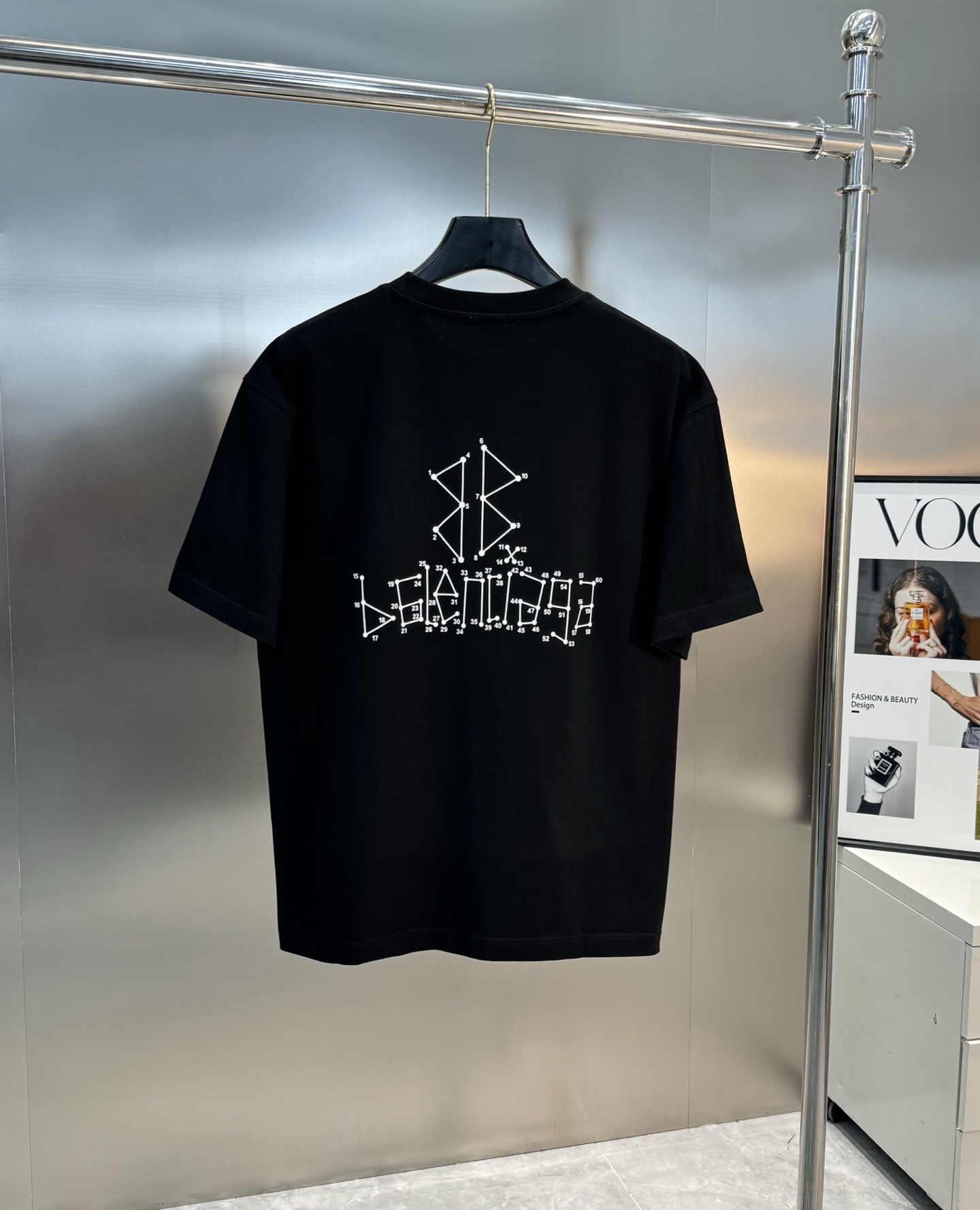 
        Balenciag*巴黎*新款T恤.25s男女同款！双面品牌字母哥特风字母印花设计.每