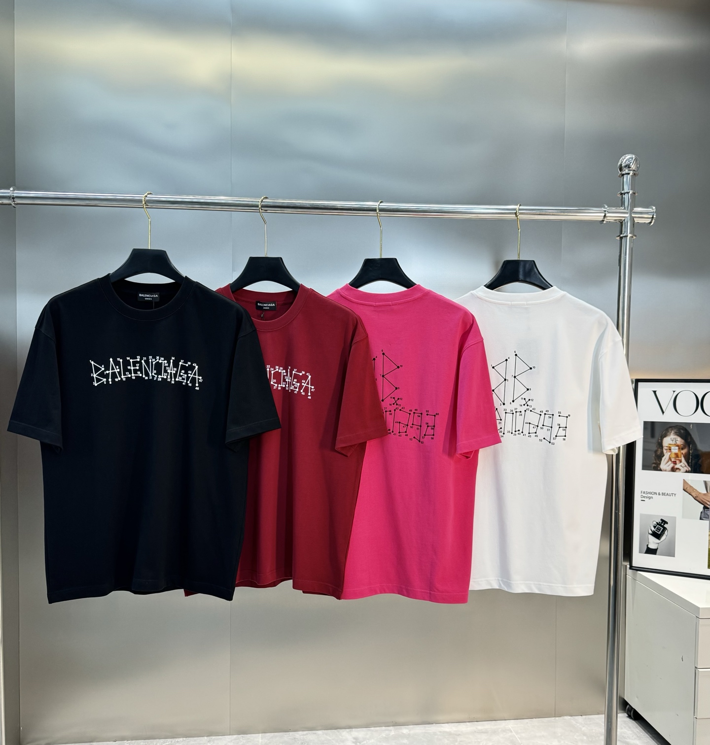 
        Balenciag*巴黎*新款T恤.25s男女同款！双面品牌字母哥特风字母印花设计.每
