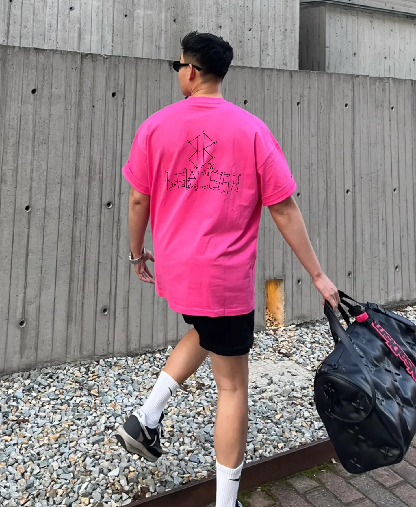 
        Balenciag*巴黎*新款T恤.25s男女同款！双面品牌字母哥特风字母印花设计.每