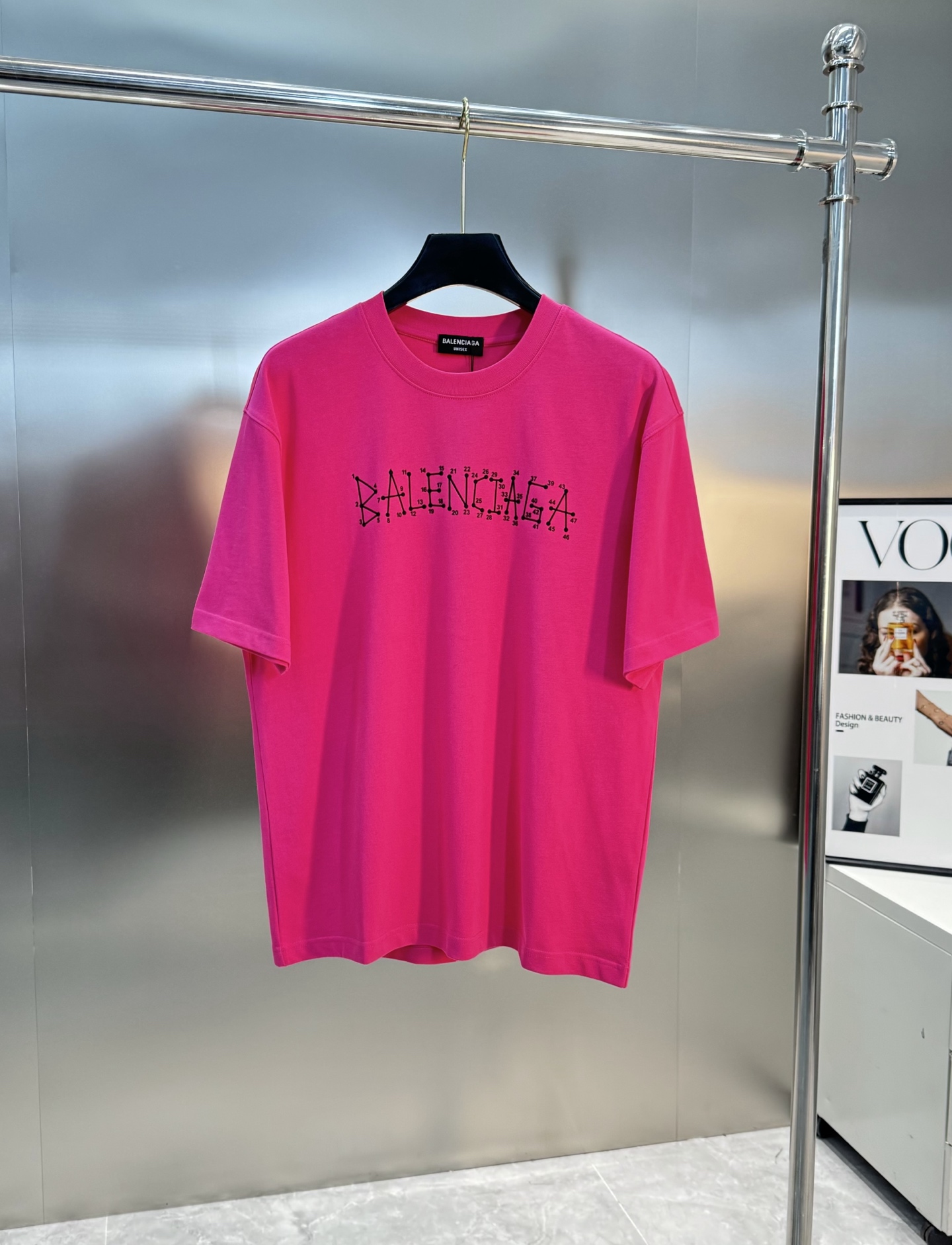 
        Balenciag*巴黎*新款T恤.25s男女同款！双面品牌字母哥特风字母印花设计.每