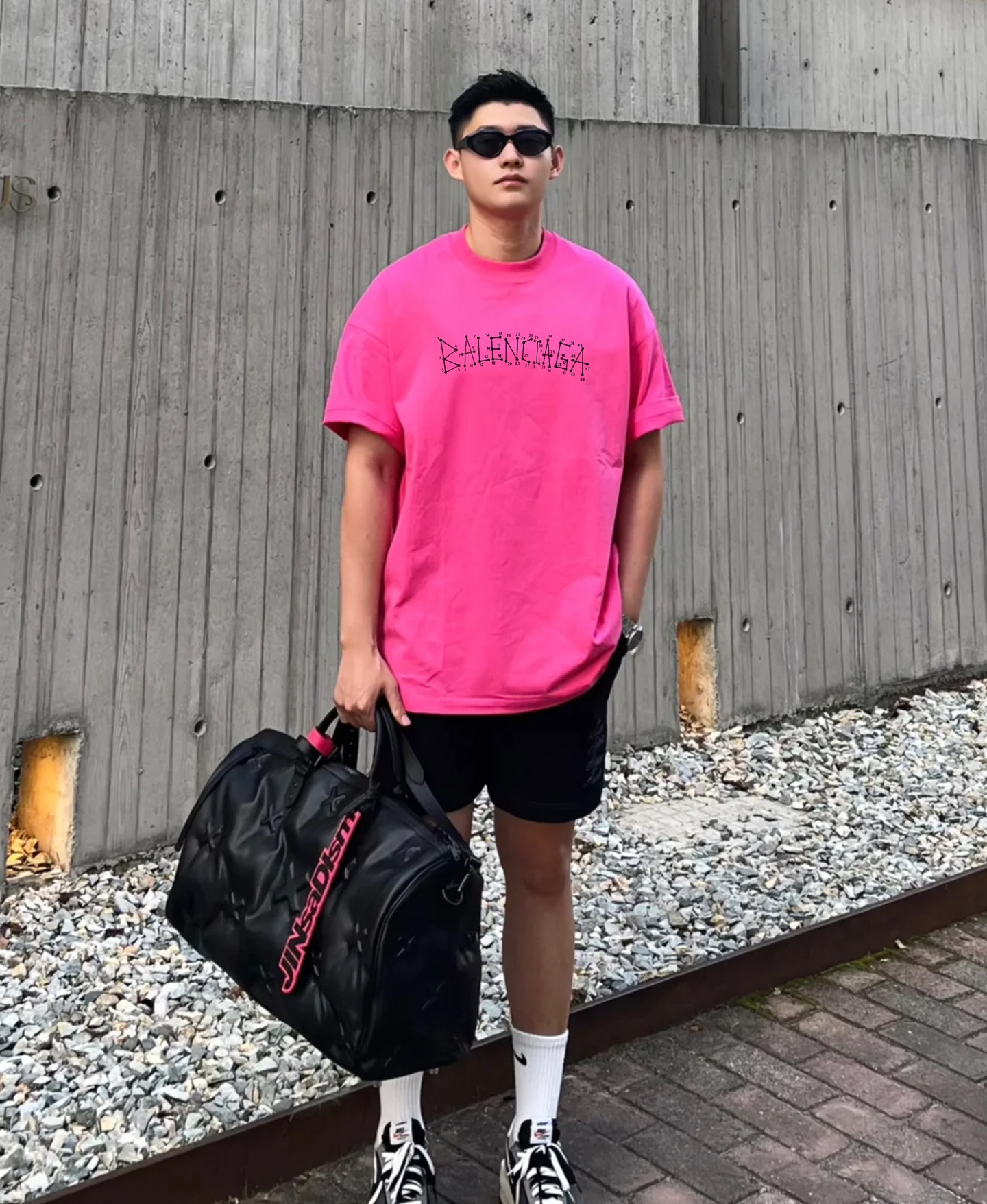
        Balenciag*巴黎*新款T恤.25s男女同款！双面品牌字母哥特风字母印花设计.每