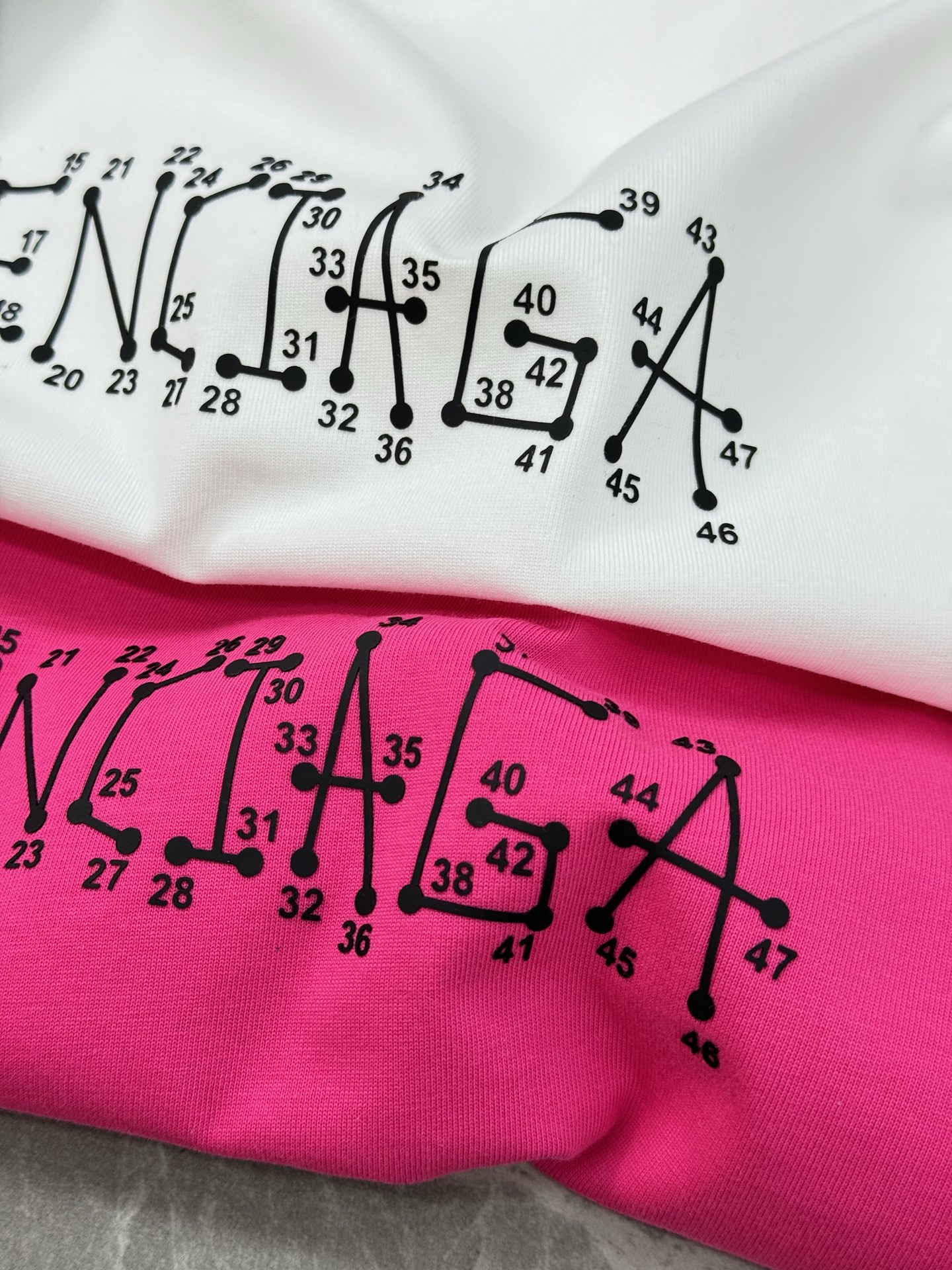 
        Balenciag*巴黎*新款T恤.25s男女同款！双面品牌字母哥特风字母印花设计.每