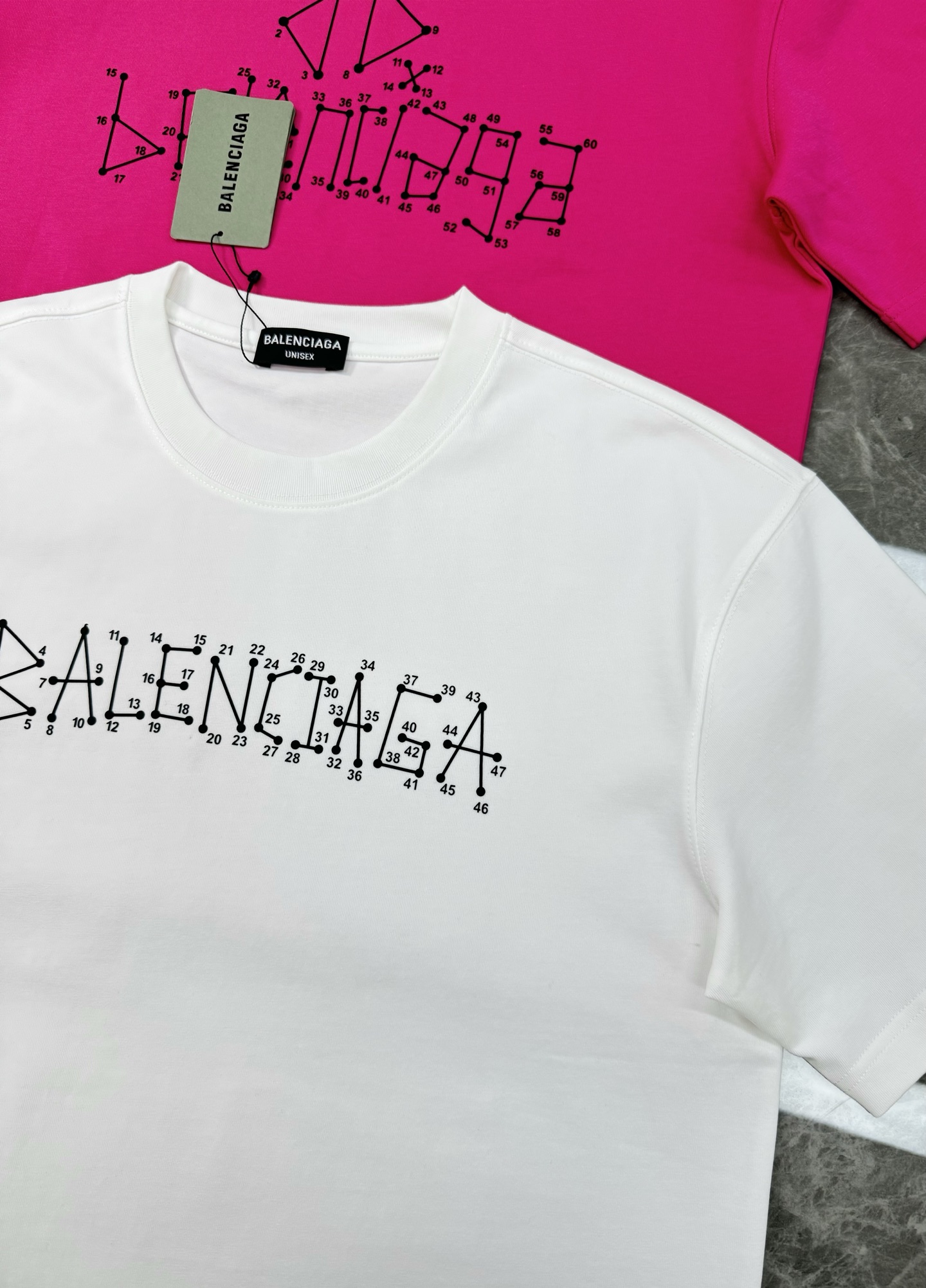 
        Balenciag*巴黎*新款T恤.25s男女同款！双面品牌字母哥特风字母印花设计.每